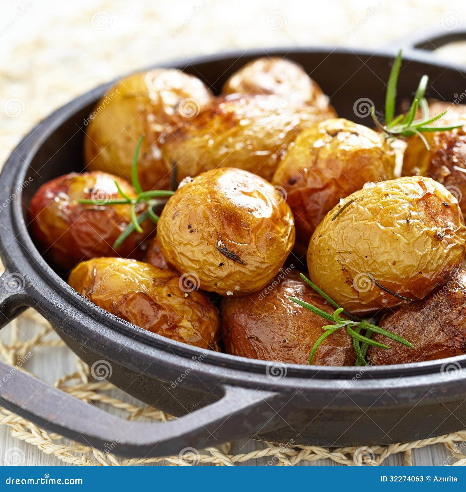 Ofenkartoffeln Mit Rosmarin Stockbild - Bild von geschirr, kraut: 32274063