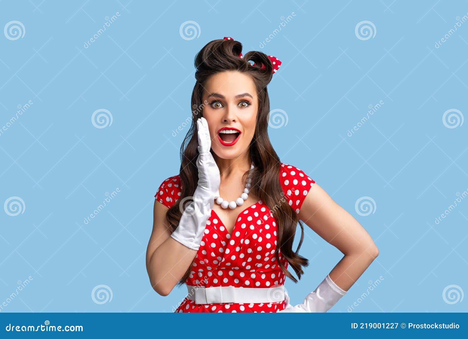 Oferta Impactante. Joven Pinup Mujer En Estilo Retro Vestido Boca En Incredulidad Sobre Fondo De Azul Imagen de archivo - Imagen de persona, choque: 219001227