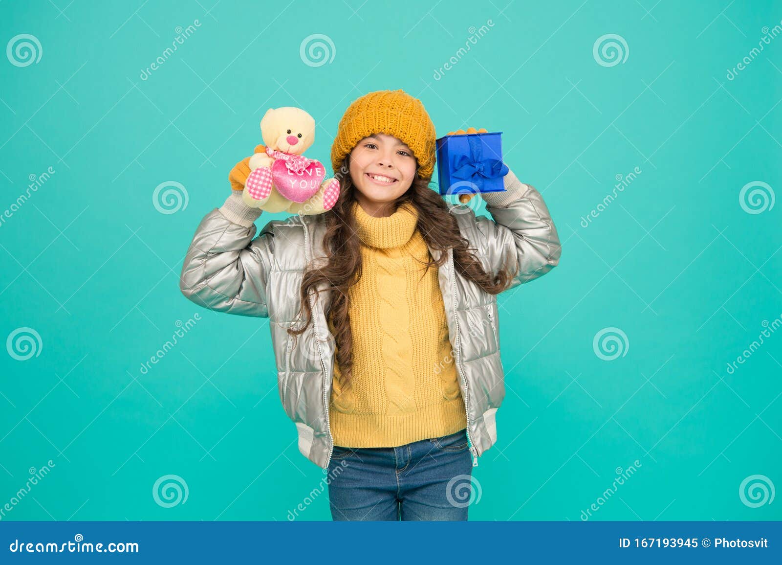 Ofertas Rentables Y Descuentos De Temporada Venta Especial De Artículos  Para Niños Compras De Invierno Ropa De Invierno Para Niña Imagen de archivo  - Imagen de cabritos, agradable: 167193945