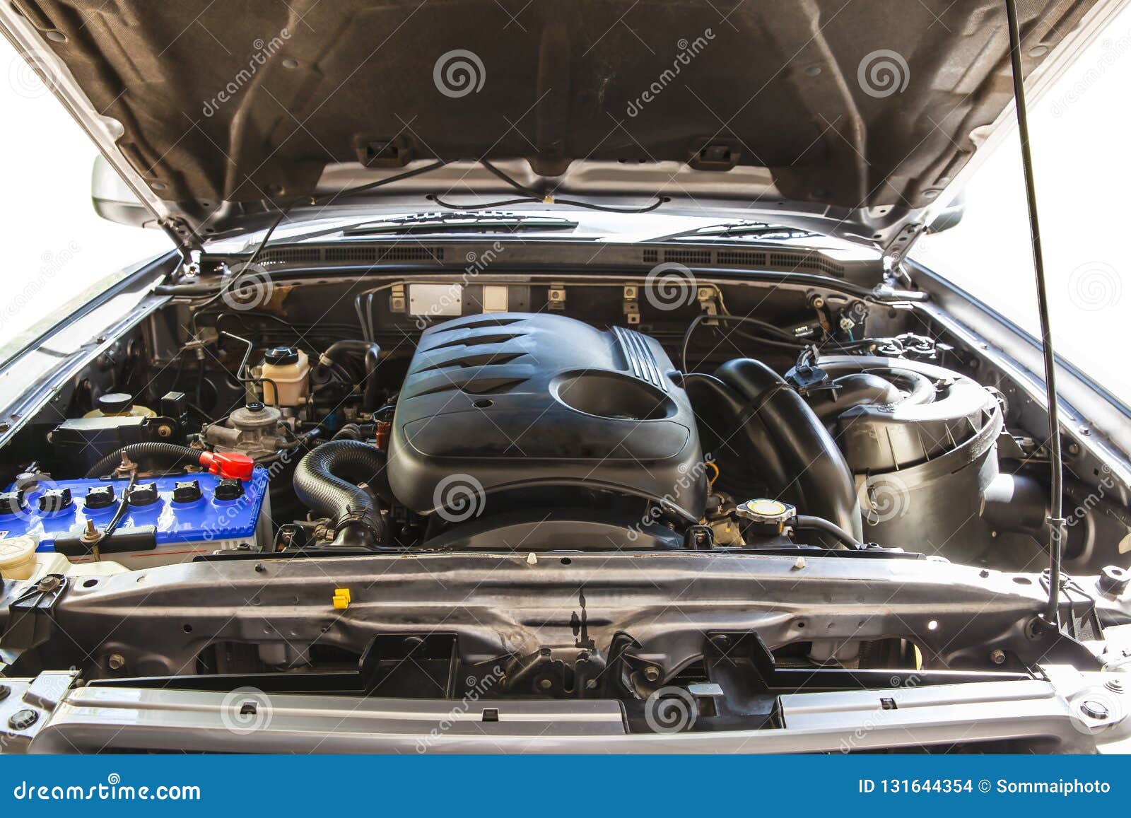 Offene Haube Auf 2500cc Diesel-Turbo-Maschinenkleintransporter Im Detail  Stockfoto - Bild von auto, sonderkommando: 131644354