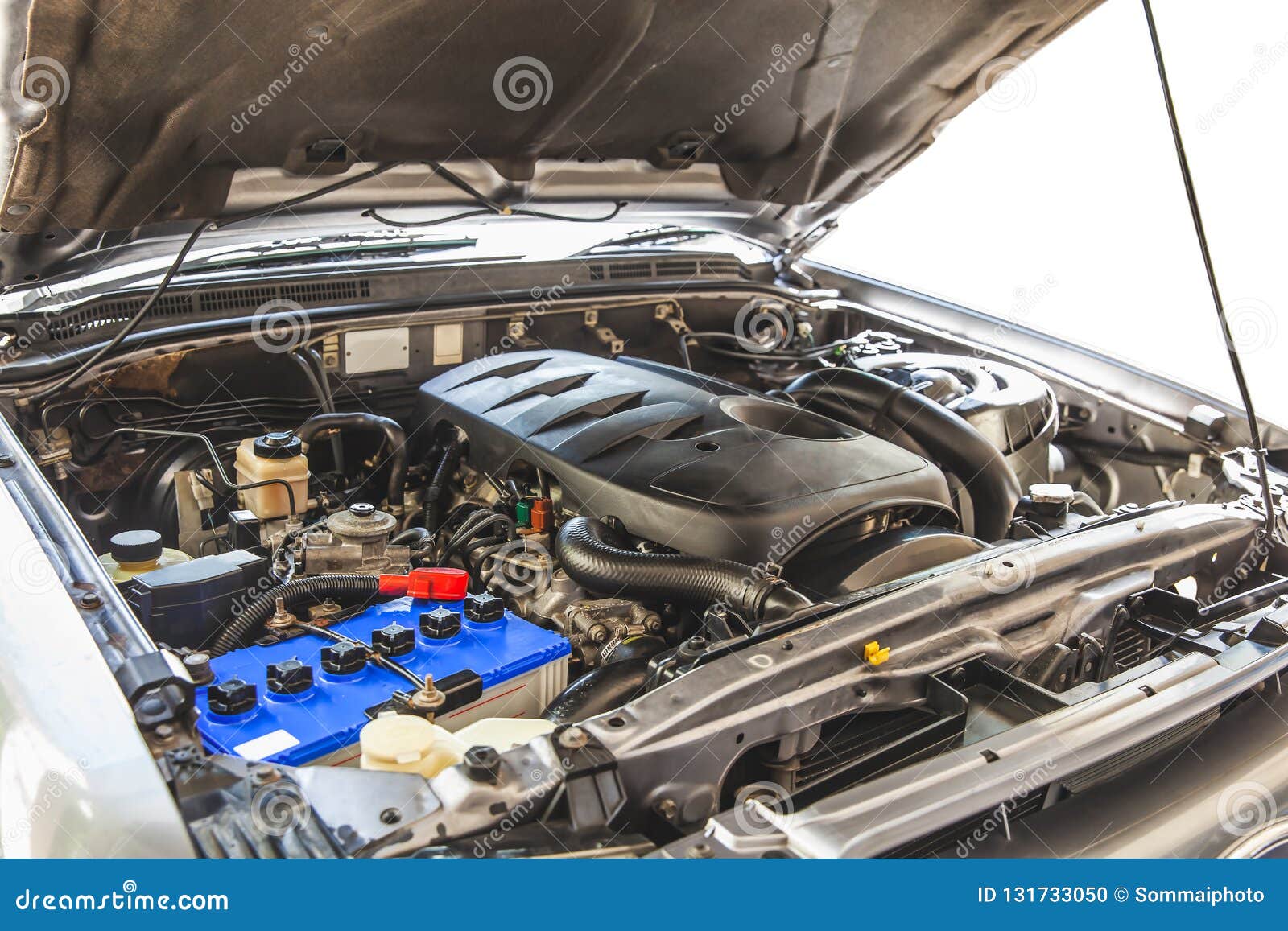 Offene Haube Auf 2500 Cm Diesel-Turbo-Maschinenkleintransporter Im Detail  Stockfoto - Bild von geöffnet, rohr: 131733050