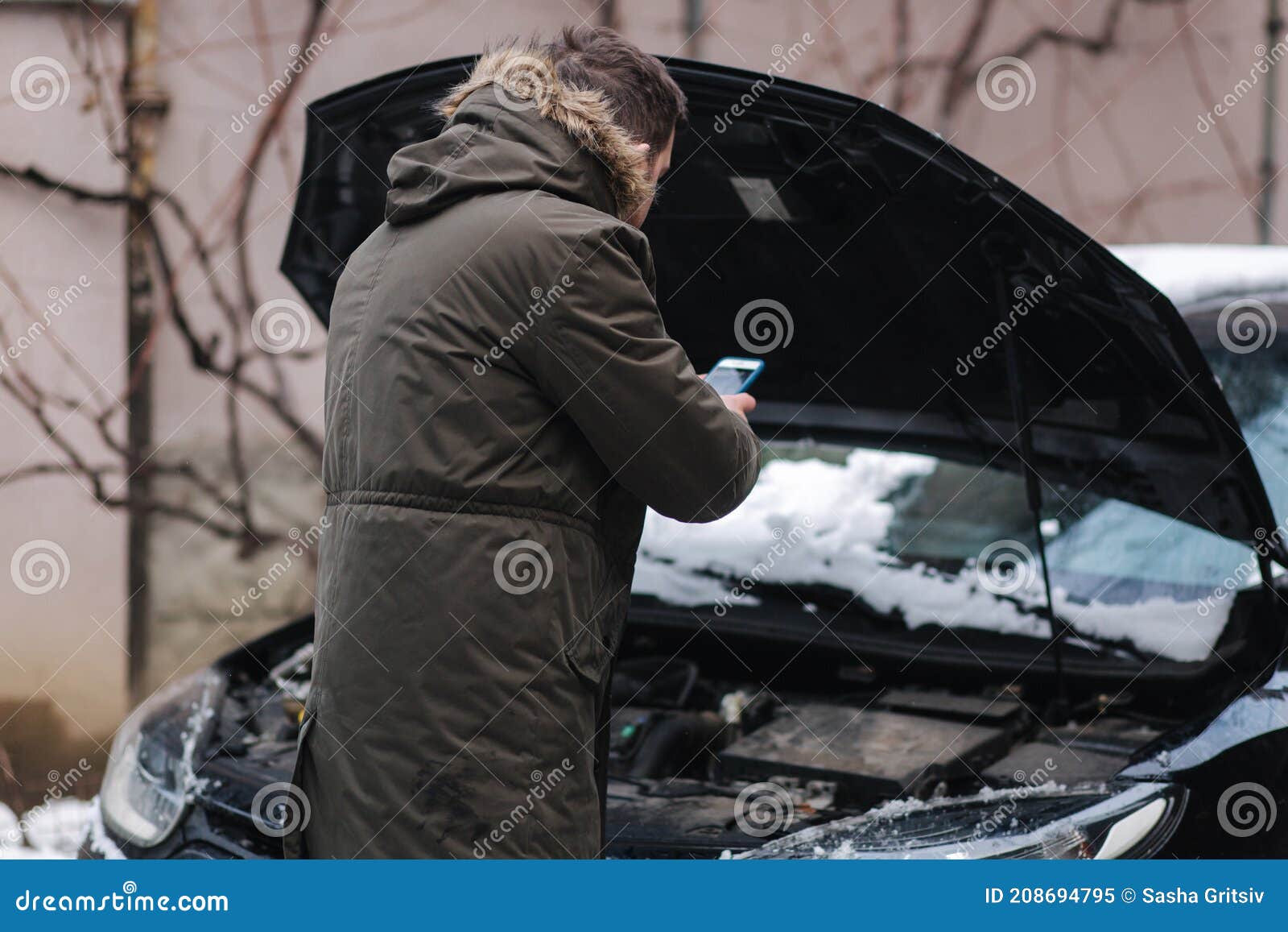 Offene Kuppel Des Mannes Des Autos Und Zu Versuchen