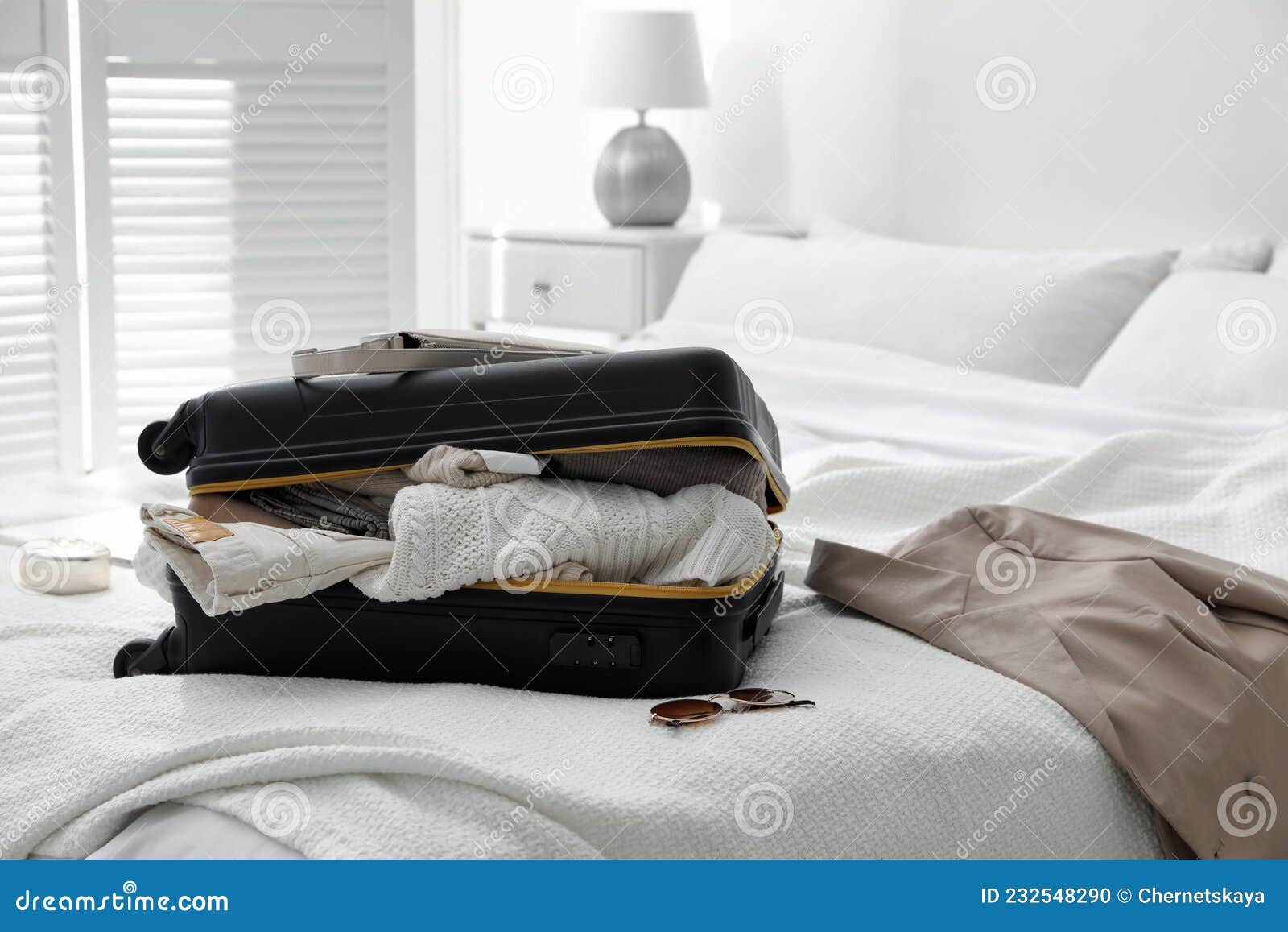 Offener Koffer Mit Kleiderjacke Und Modischem Accessoire Auf Dem Bett Im  Zimmer Stockfoto - Bild von beutel, modern: 232548290