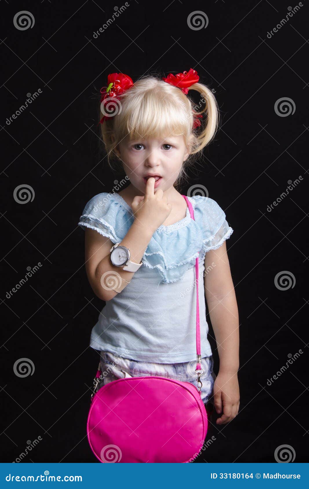 Little hurt. Дошкольник девочка с презиком. Маленькая девочка держит во рту. Презик для детей с девочкой. Детьми девочка в презиках.