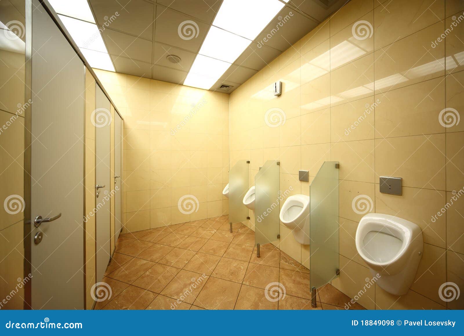 Общественный мужской туалет. Двери для общественных туалетов. Общественный туалет писсуары. Писсуар мужской для туалета. Мужской туалет внутри.