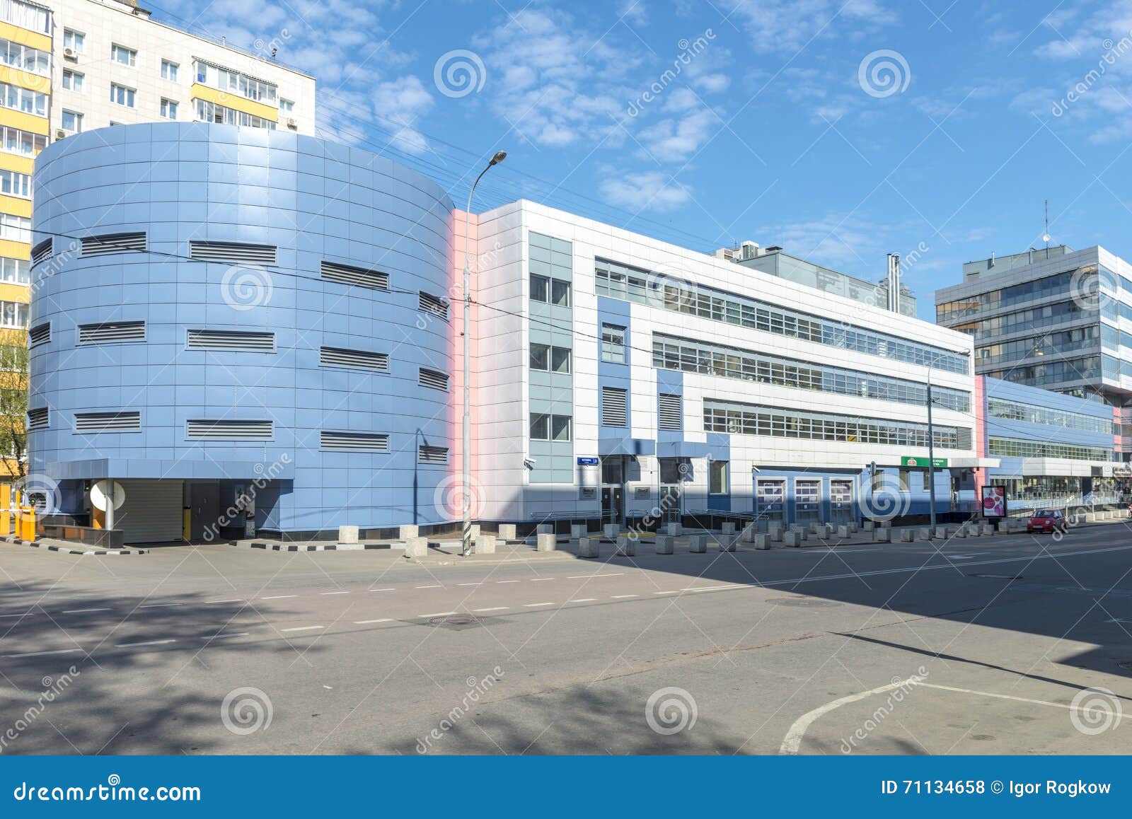 Office Building with a Garage in the Center of Moscow Editorial Stock