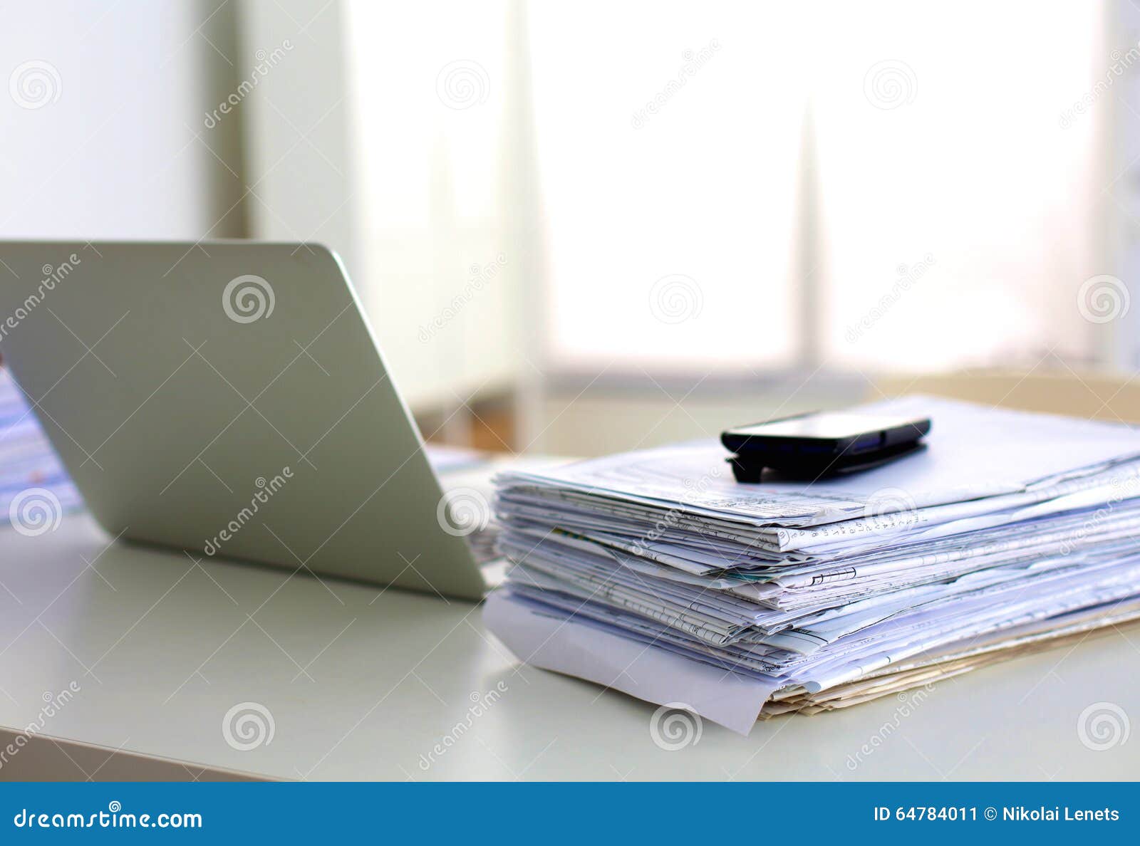 Запихнув в стол надоевшие бумаги я. Бумаги на столе. Красивый стол с бумагами. Стопка бумаг и компьютер. Компьютер и бумаги.