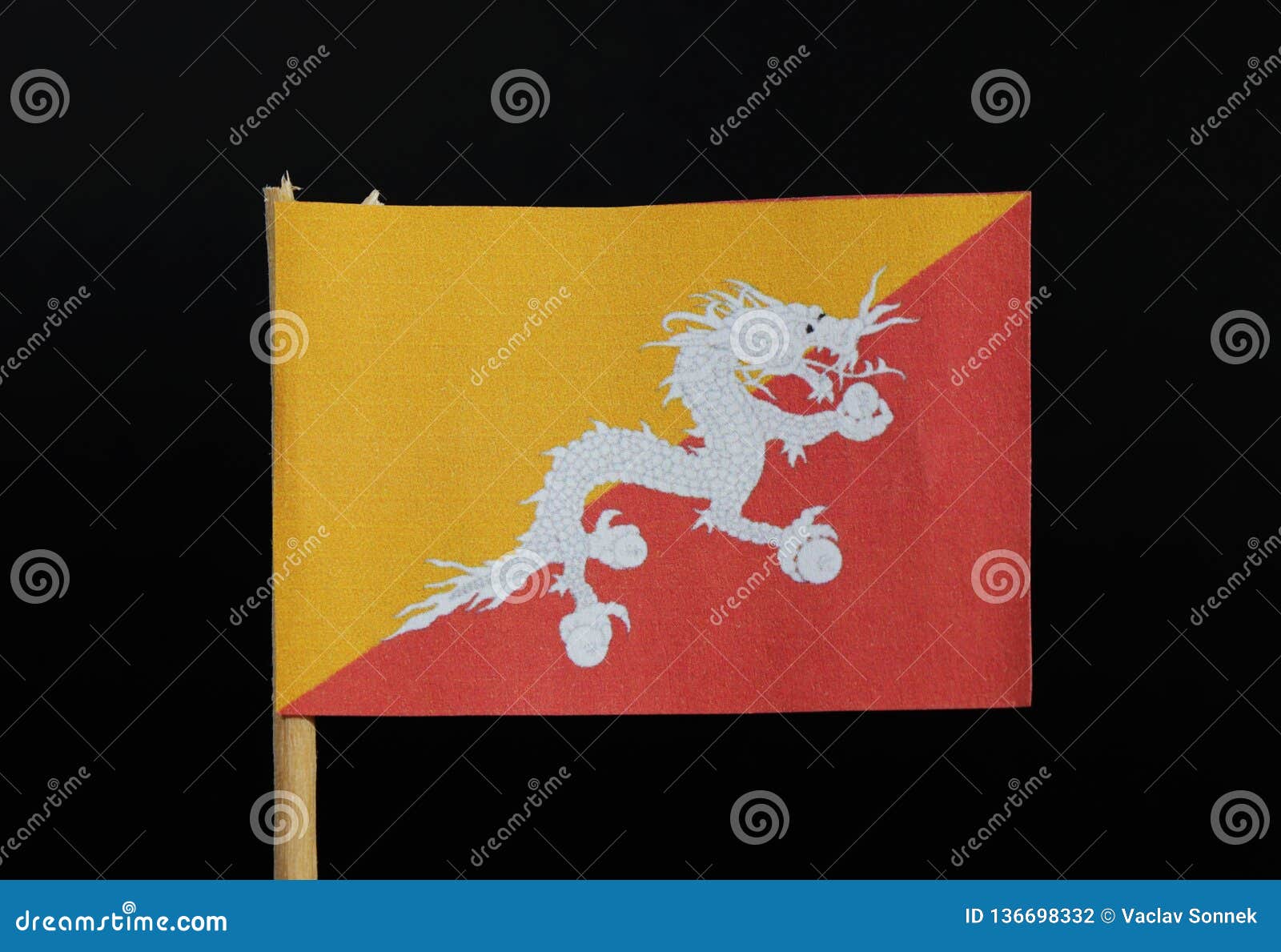 Lá cờ Bhutan với màu đỏ và vàng tươi sáng, với hình con rồng đang cưỡi trên một tàu thuyền. Lá cờ thể hiện sự bảo vệ và sự cân bằng giữa yin và yang trong đời sống người dân Bhutan. Hãy xem hình ảnh về lá cờ này để khám phá thêm văn hóa, tín ngưỡng, tầm nhìn của đất nước Bhutan.
