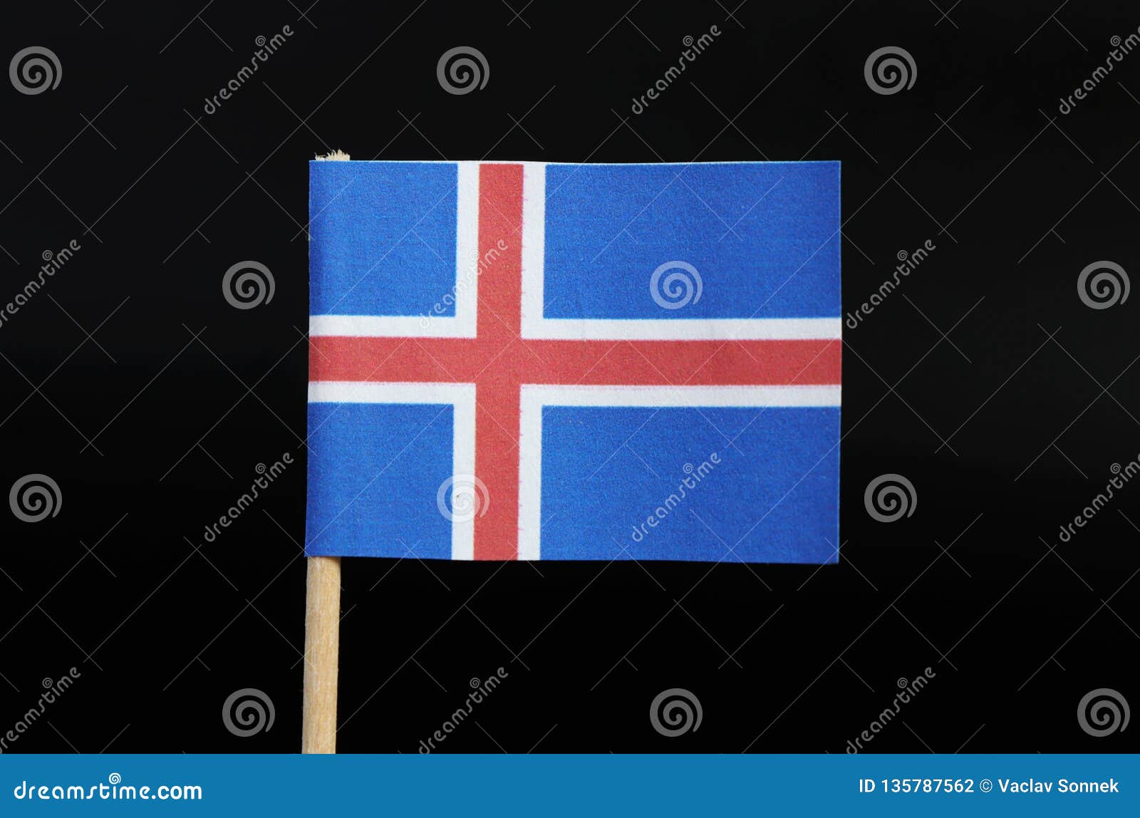 Cờ chính thức của Iceland (Official Flag of Iceland): Hình ảnh cờ chính thức của Iceland với màu trắng xanh catot như những sợi tuyết rơi trên sa mạc làm nền, cùng với hình ảnh núi lửa với những tia lửa bùng phát sẽ đưa bạn đến với thế giới tuyệt vời của những đất nước Bắc Âu. Hãy cùng khám phá và trải nghiệm sự mới lạ của hình ảnh này.