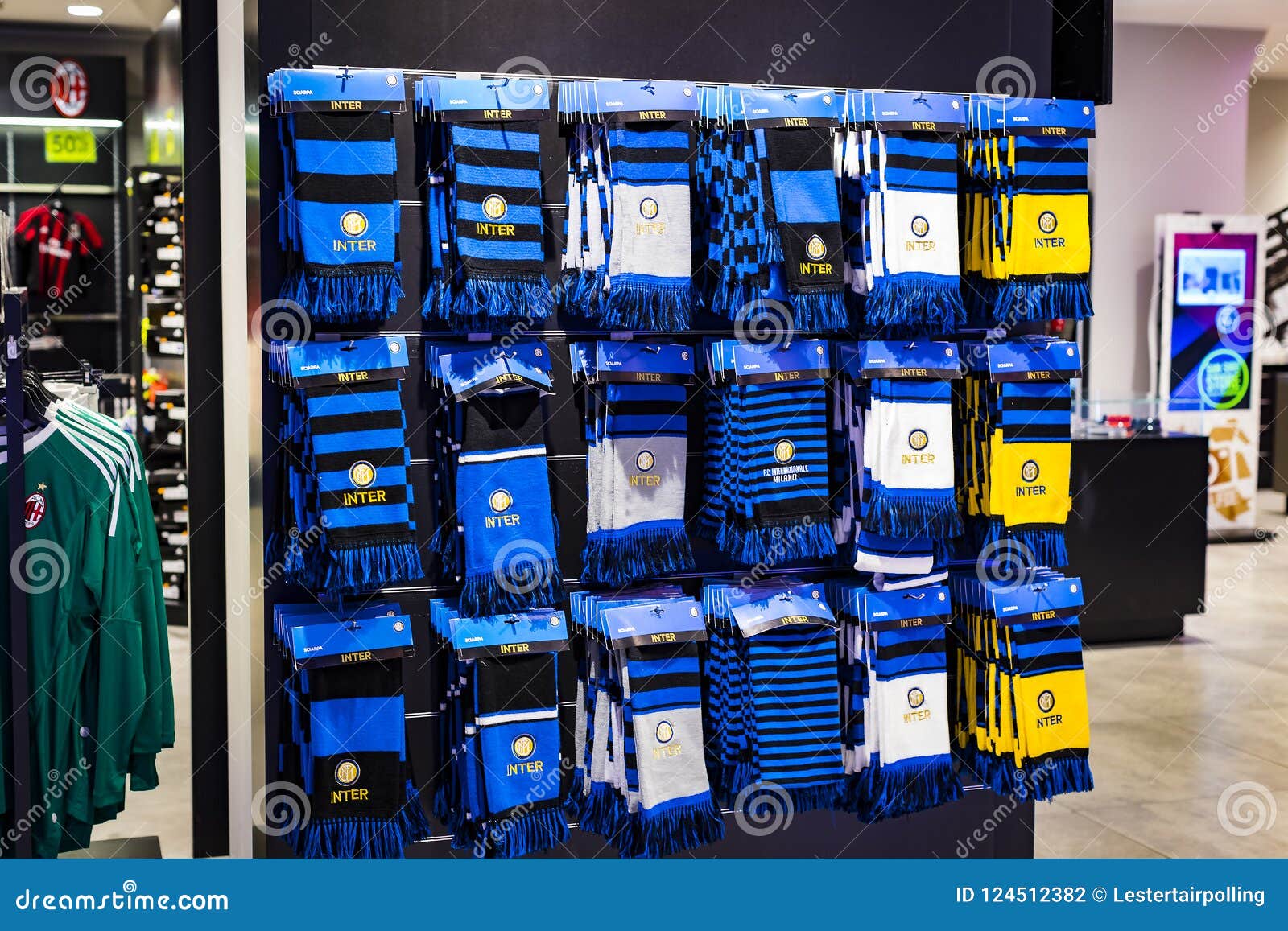 Wat mensen betreft Renaissance Berg kleding op Official Store FC Inter Milan and Milan , Clothing and Footwear Team of  Souvenirs and Paraphernalia for Fans of the Team and Visit Editorial  Photography - Image of clothes, shirt: 124512382