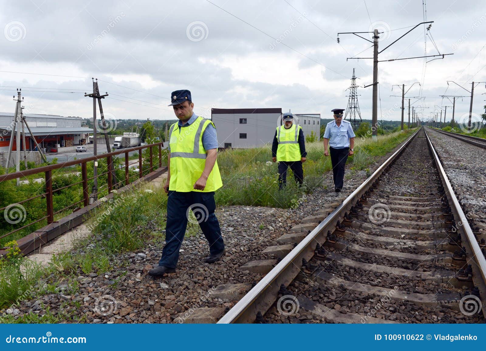 Сторож железнодорожный. Охрана ЖД путей. Ведомственная охрана железнодорожного транспорта. Охрана на ЖД станции. ВОХР ЖД.