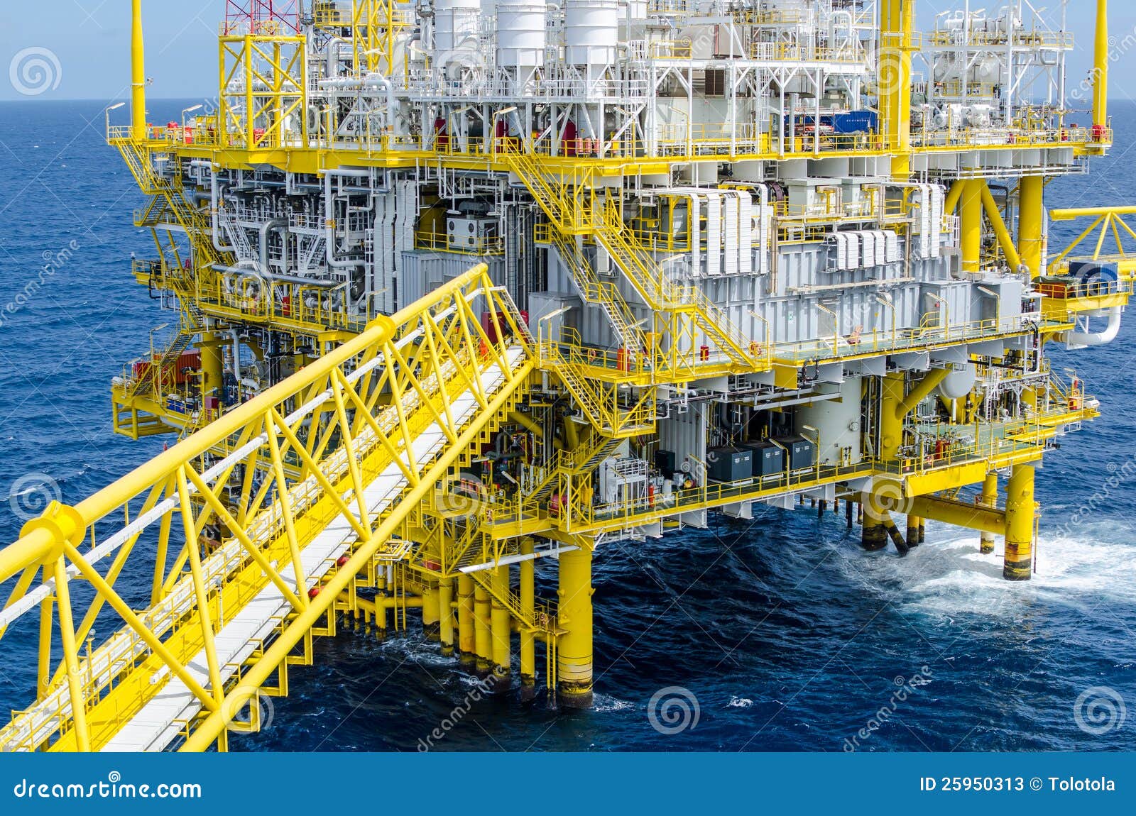 offshore platform stock photos - image: 25950313