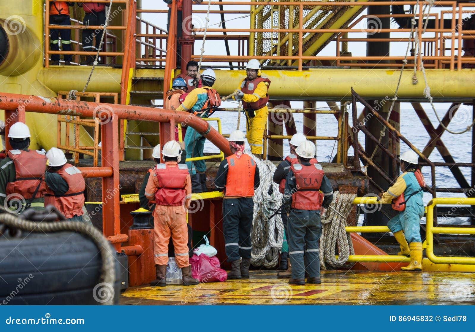Offshore working on deck editorial photography. Image of drilling - 86945832