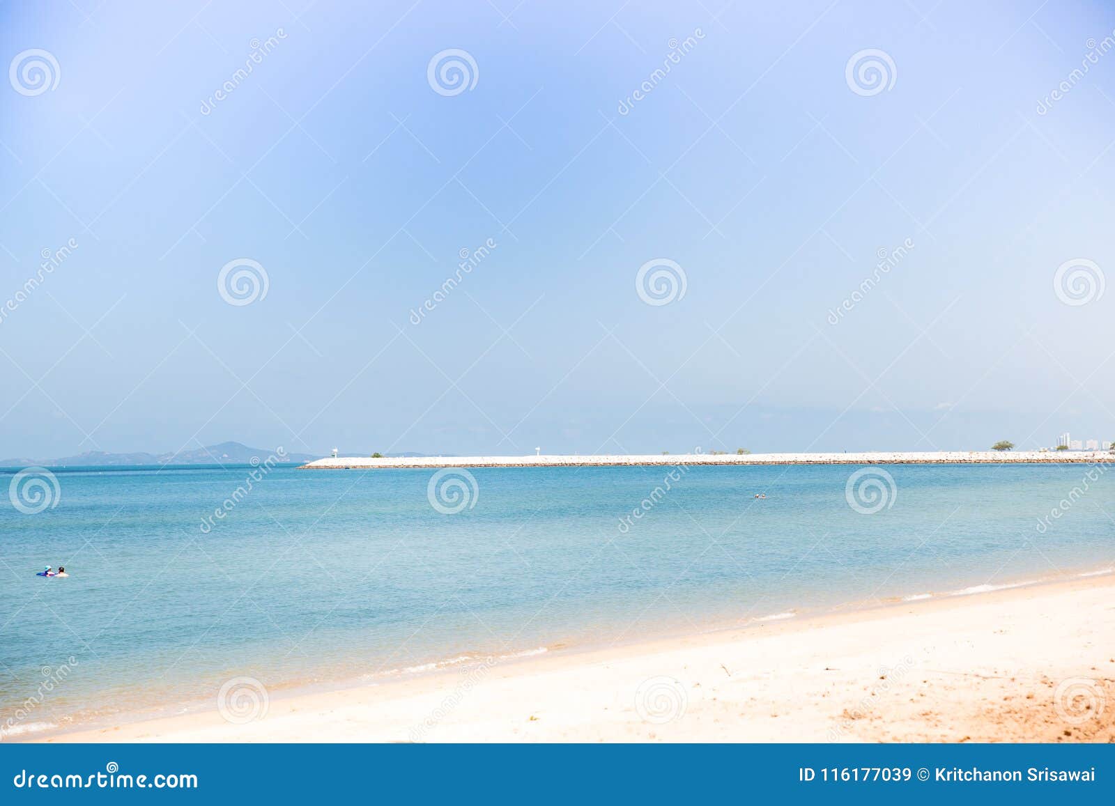 Offuschi l'estratto di belle spiaggia e montagna tropicali con terra. Offuschi l'estratto di belle spiaggia e montagna tropicali con paesaggio Spazio vuoto in bianco concetto del fondo