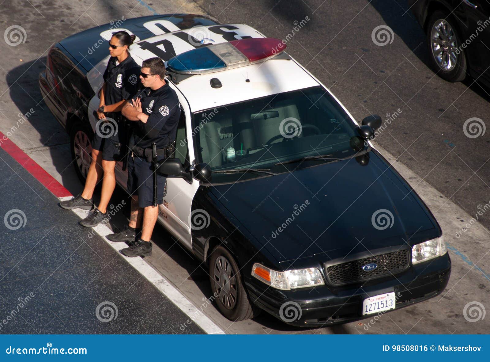 Oficial De Policía De Los E.E.U.U. De Servicio En El Coche Policía En  Hollywood Foto editorial - Imagen de especial, california: 98508016