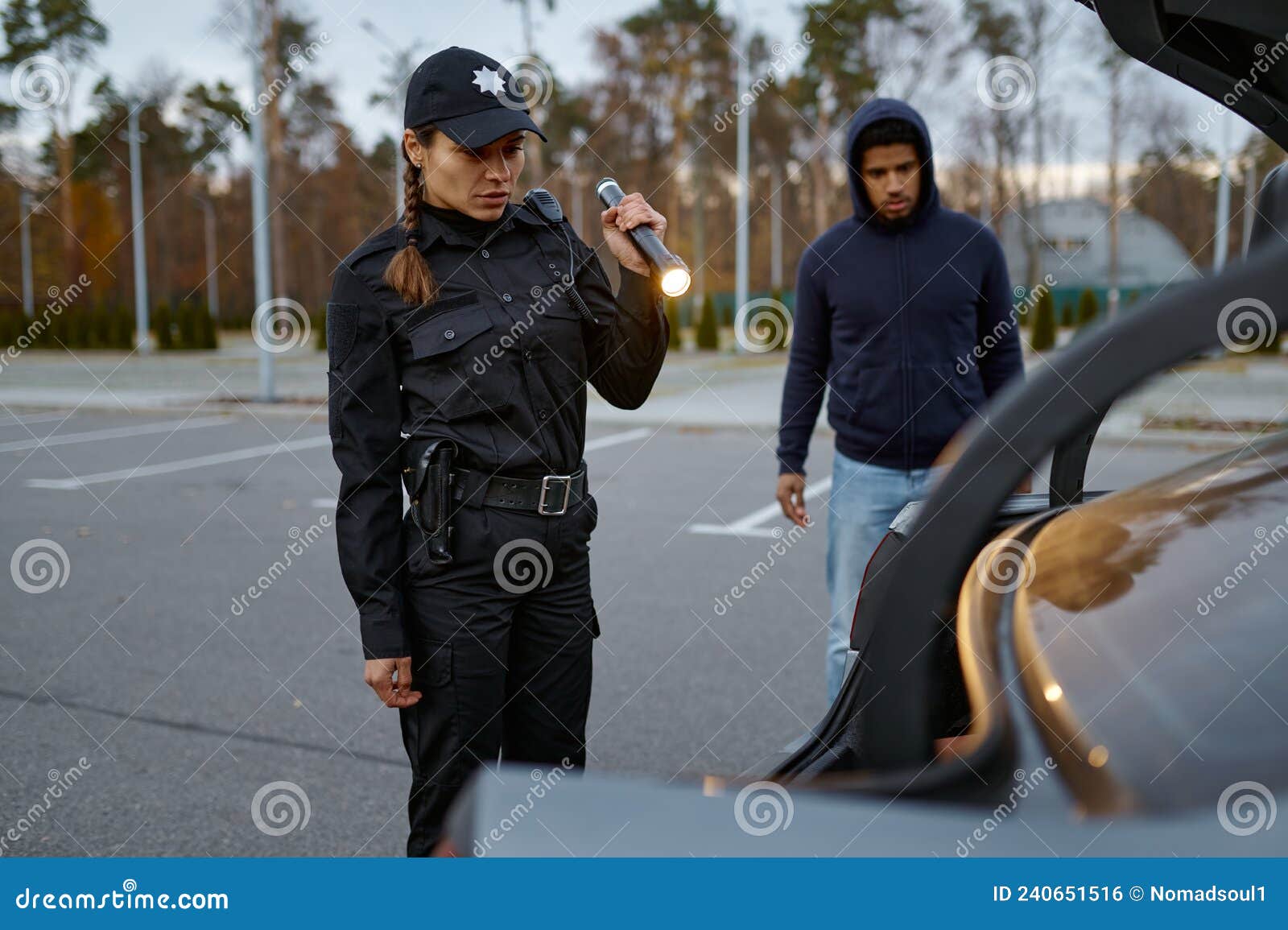 Oficial de policía con una linterna revisando el coche: fotografía de stock  © Nomadsoul1 #523079250