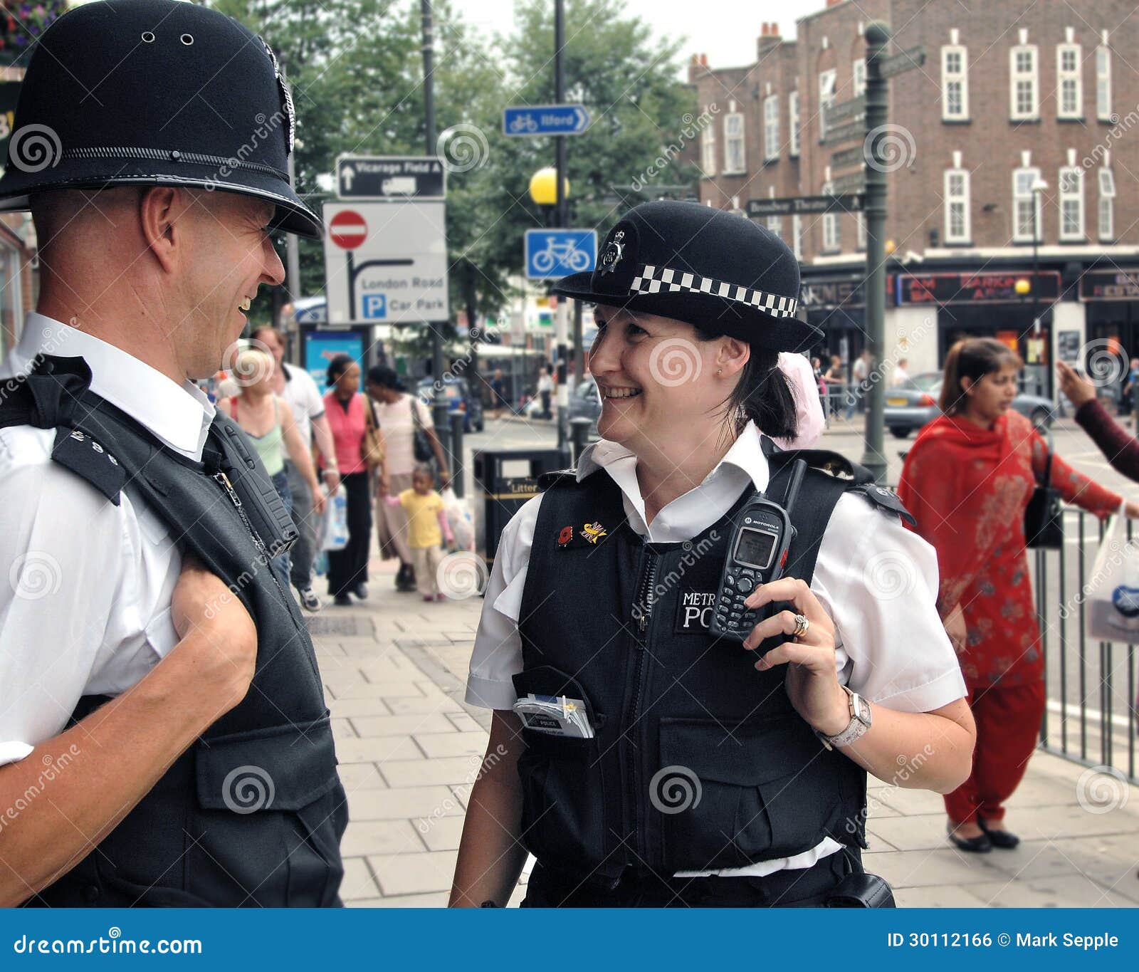 Pleasing the policeman. Полиция Лондона. Лондонский полицейский. Британский полисмен. Полиция Лондона 19 век.