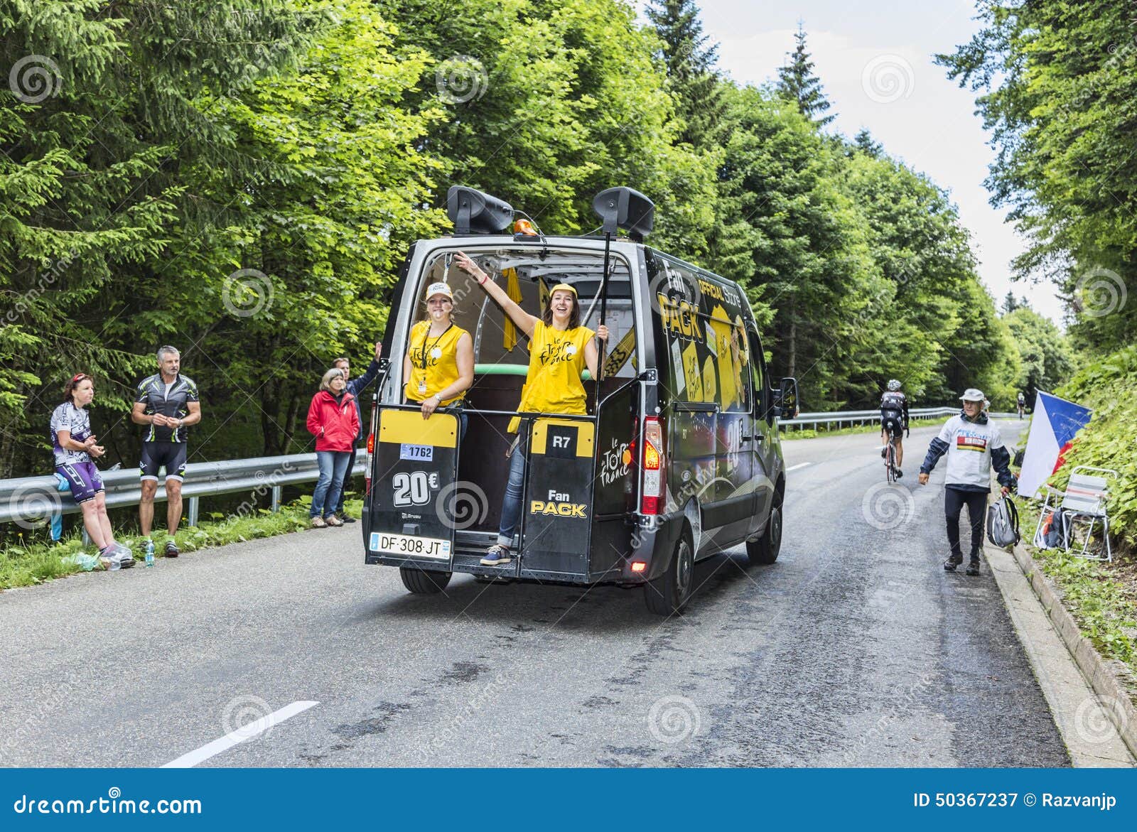 Le Markstein, Francja Lipiec 13, 2014: Oficjalny mobilny sklep Le tour de france przechodzi przed widzami przed apparition cykliści na drodze przełęcz Le Markenstein podczas sceny 9 Le tour de france 2014