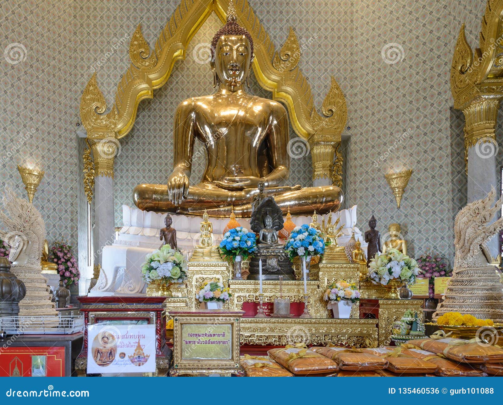 Ofrendas En La Estatua De Oro De Buda En Phra Maha Mondop | Wat Traimit, Foto de archivo de cultura, religioso: 135460536