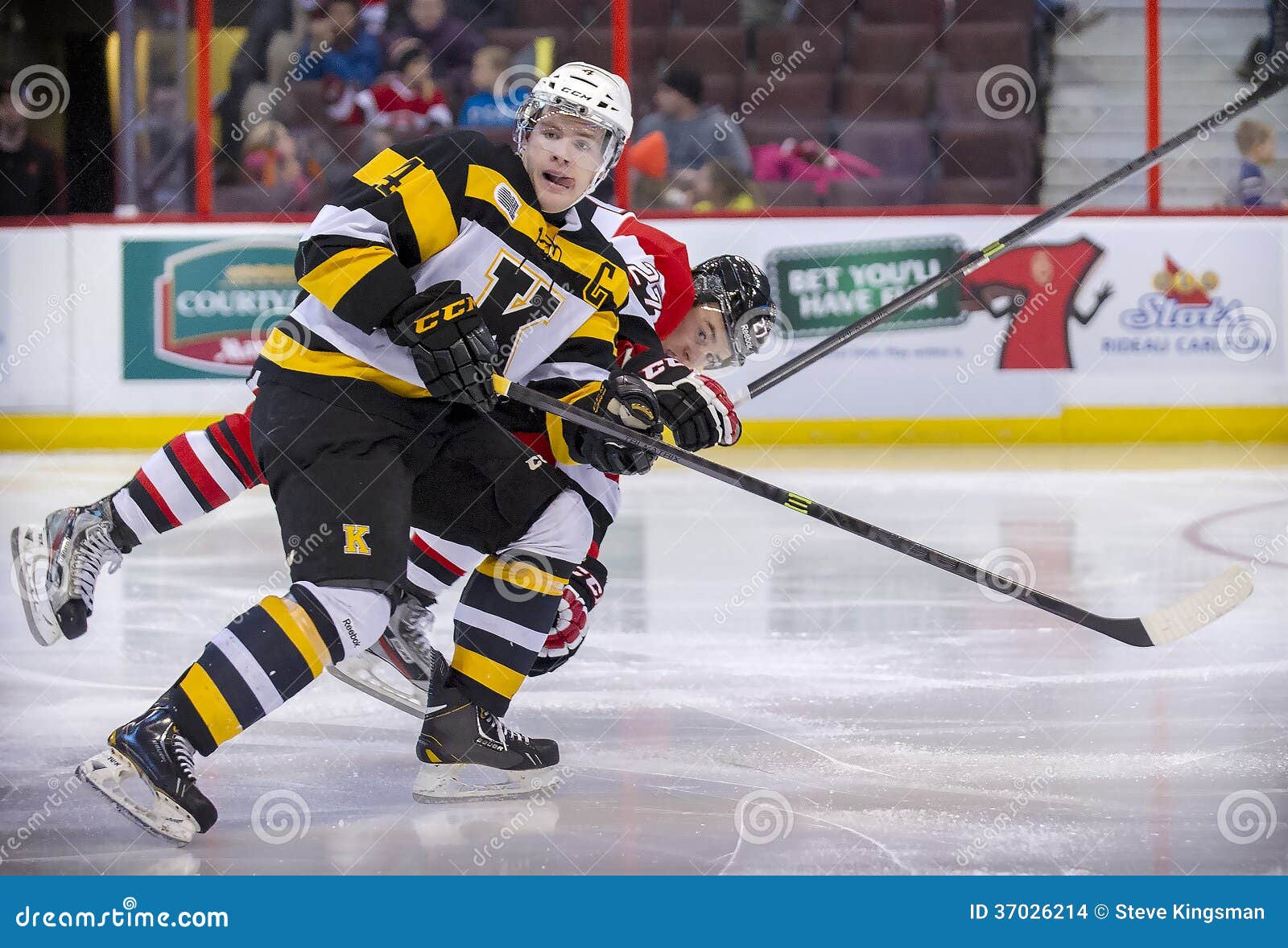 OHL金斯敦Frontenacs. (27)金斯敦竖立渥太华67's特拉维斯Konecny Frontenacs Micael Moffat (4)在OHL行动的第二个周期在加拿大轮胎中心在渥太华， Ont。在星期三2014年1月22日。金斯敦赢取了6-4。