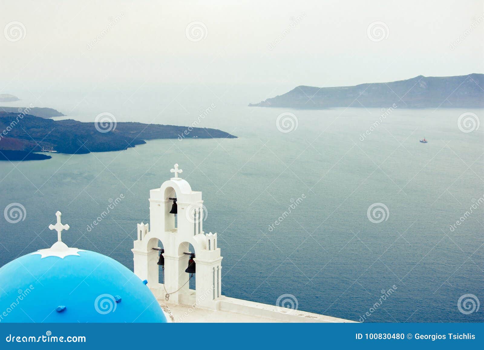 Oia-Stadt auf Santorini-Insel, Griechenland Traditionelle und berühmte Häuser und Kirchen mit blauen Hauben über dem Kessel, Ägäisches Meer