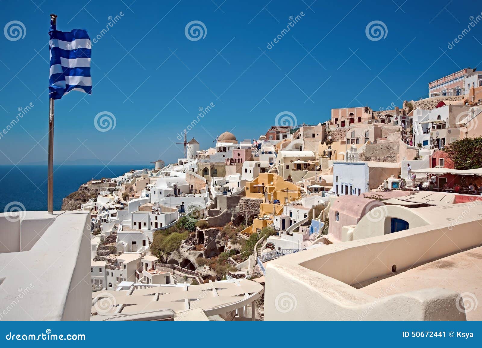 Oia πανόραμα και ελληνική σημαία σε Santorini Ελλάδα