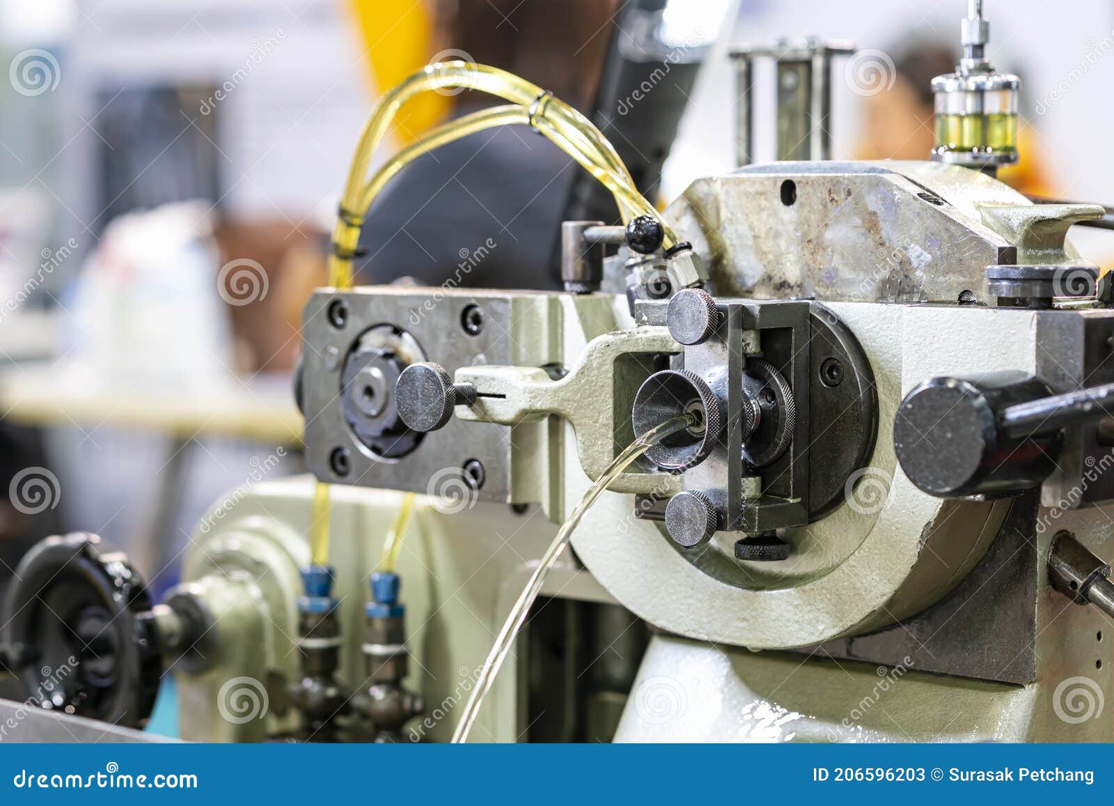 Oil Coolant or Lubricant Flow Out of Hole Discharge Gate of Wire Feeder