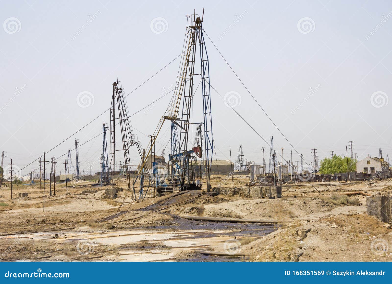 Oil Pump Pumping Oil In Former Oil Fields 阿塞拜疆巴库石油工业设备库存图片 图片包括有行业 星系 Oil Pump Pumping Oil In Former Oil Fields 阿塞拜疆巴库石油工业设备库存图片 图片包括有行业 星系
