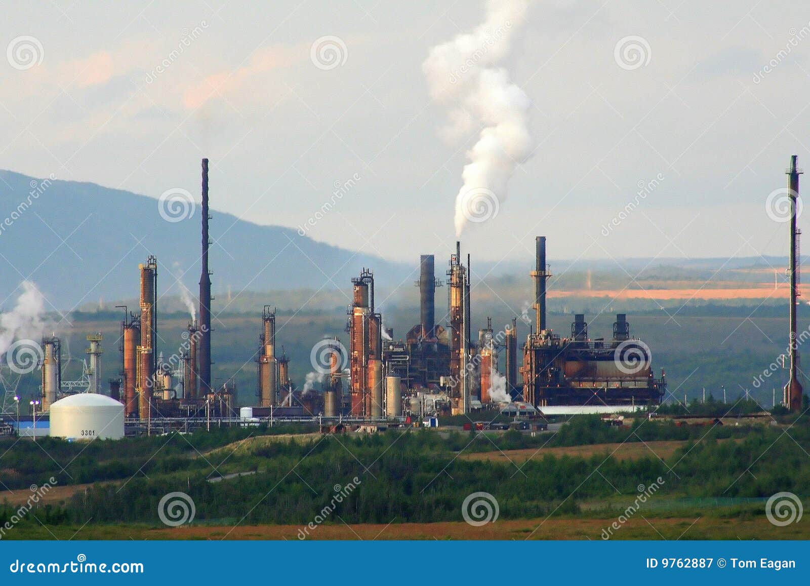 Oil Refinery Picture. Image 9762887