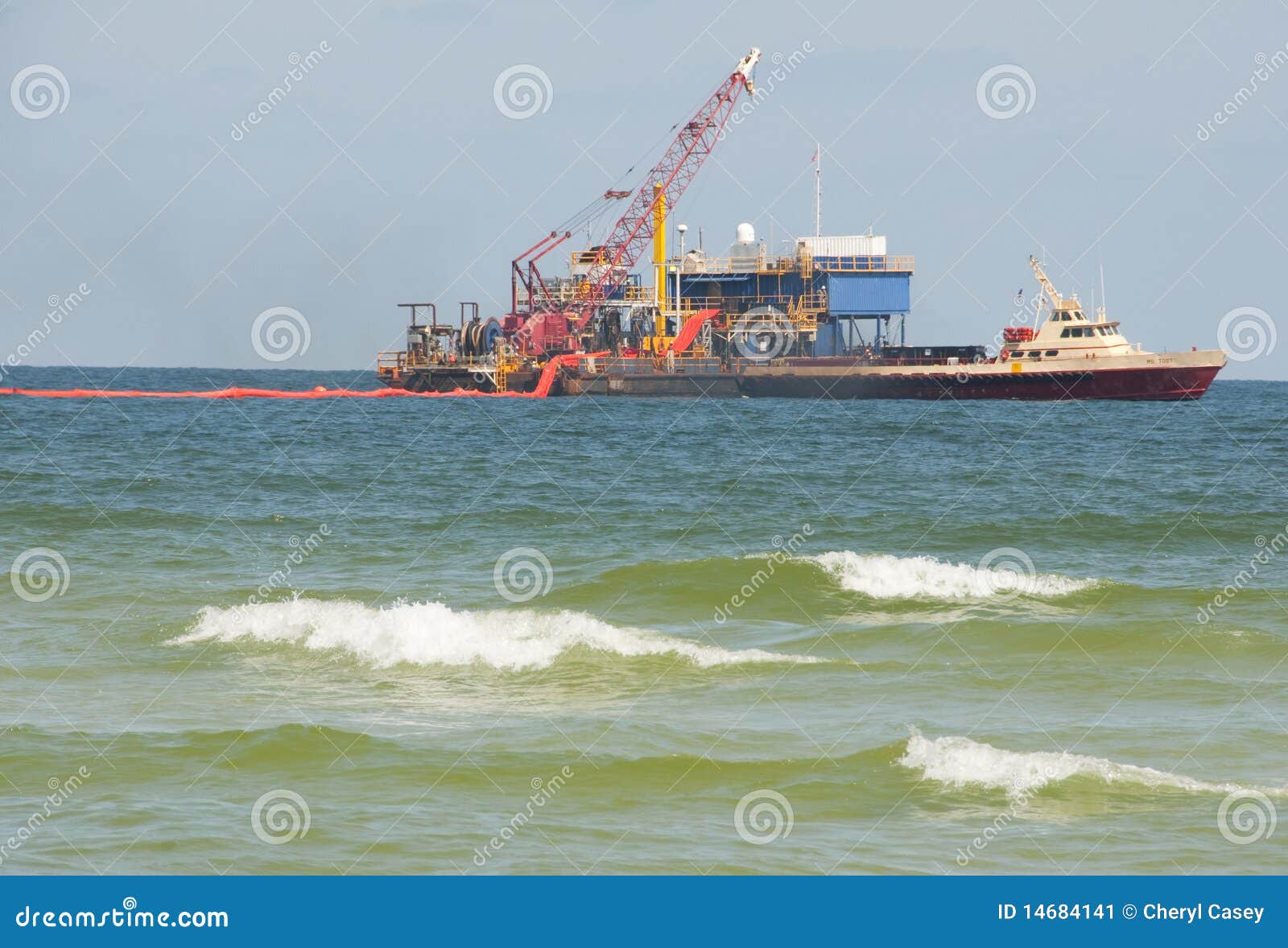 Oil Spill Workers at Seashore Editorial Photo Image of dangerous, ocean 14684141