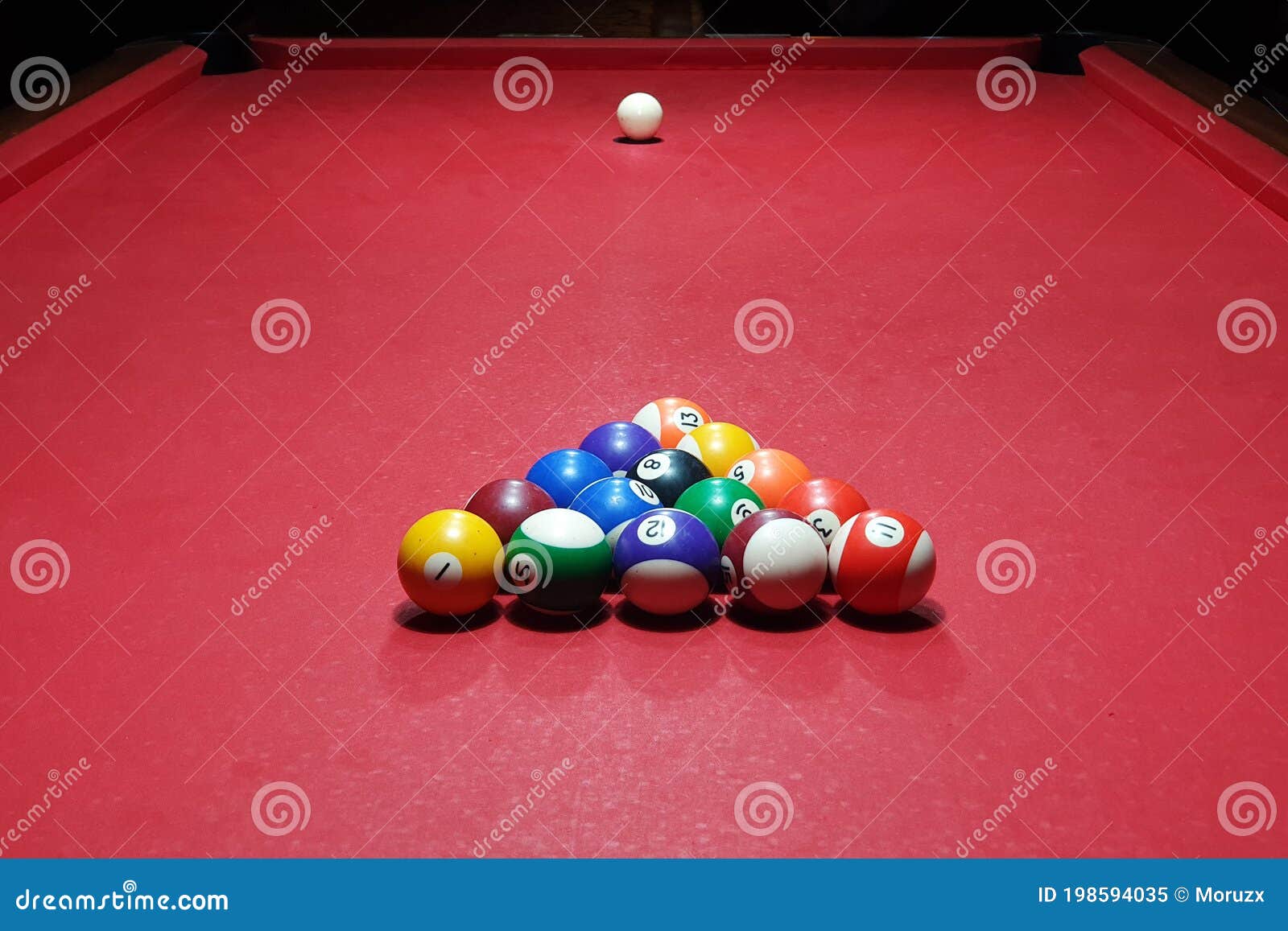 Oito Bolas Do Pool De Bolas Na Mesa Vermelha Imagem de Stock - Imagem de  pilha, colorido: 198594035