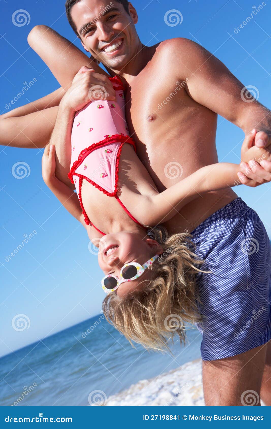 Дочка папа на пляже. Папа с дочерью на пляже фотосессия. Пара с рдочкой на пляже. Подросток и папа на пляже. Девушка с отцом на пляже.