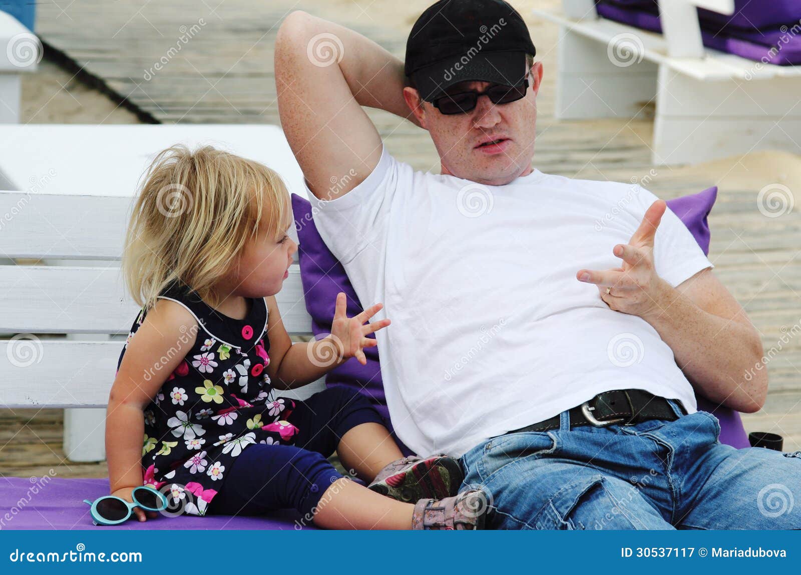 Ojciec i córka. Szczęśliwy ojciec i jego urocza mała córka na lato kawiarni