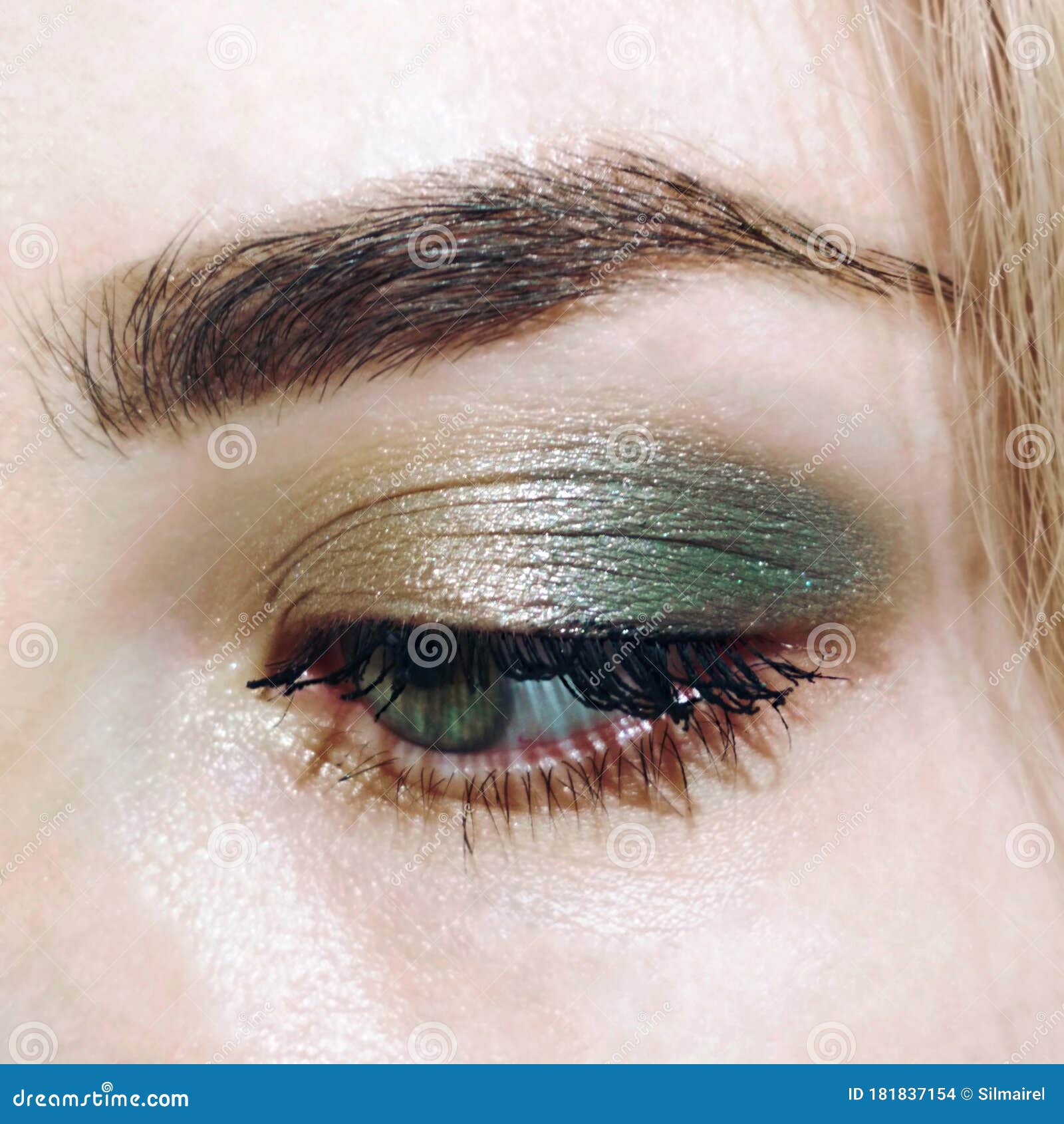 Ojo Azul Dorado Maquillaje Verde Ceja Lash Swatch Cosmético Moda Macro Foto Foto de archivo - Imagen de decorativo, verde: 181837154 Ojo Azul Dorado Maquillaje Verde Ceja Lash Swatch Cosmético Moda Macro Foto Foto de archivo - Imagen de decorativo, verde: 181837154