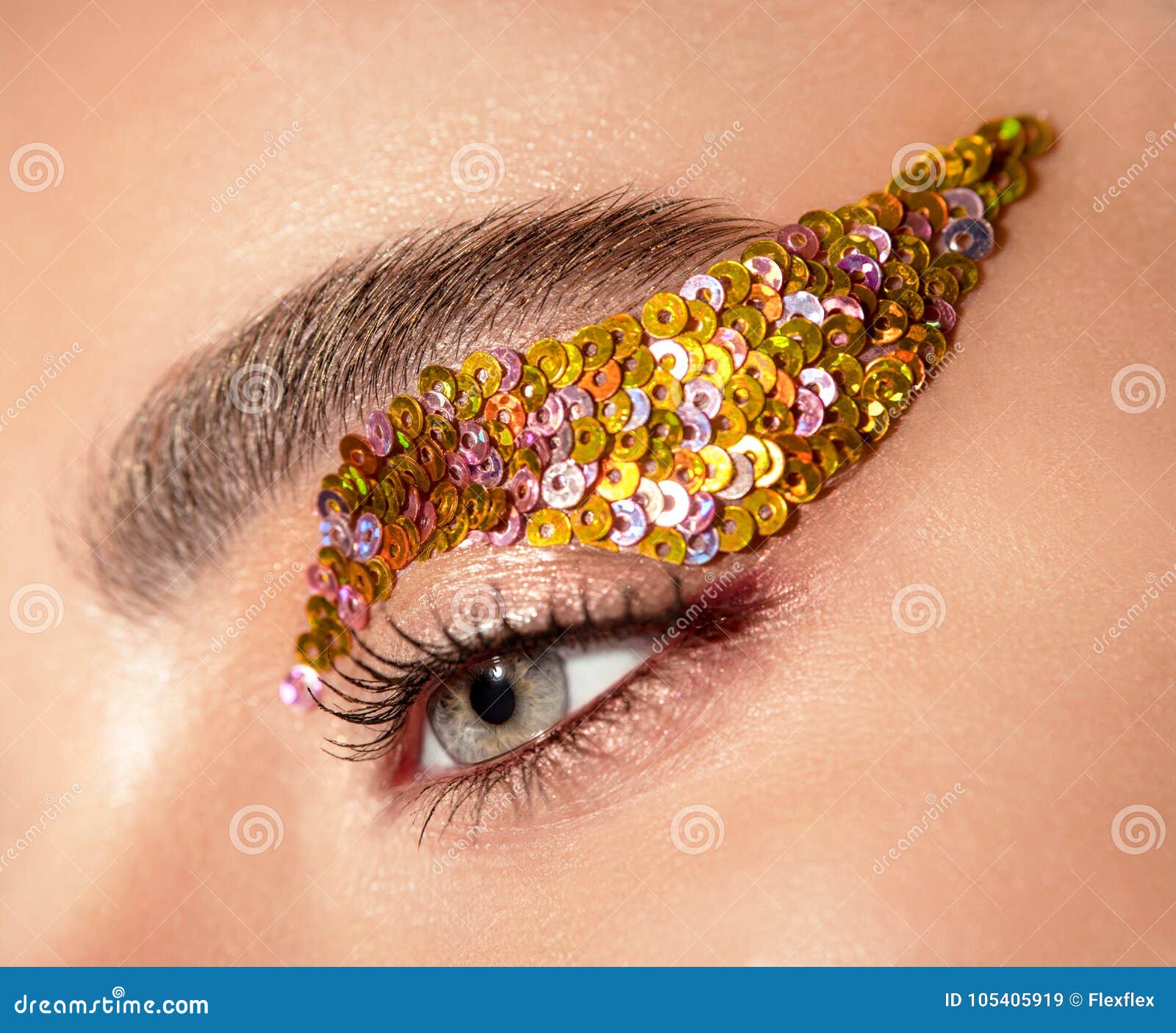 Barra oblicua Ocho Lujoso Ojo De La Mujer Con El Primer Amarillo Del Maquillaje De Las Lentejuelas  Imagen de archivo - Imagen de vocabulario, trendy: 105405919