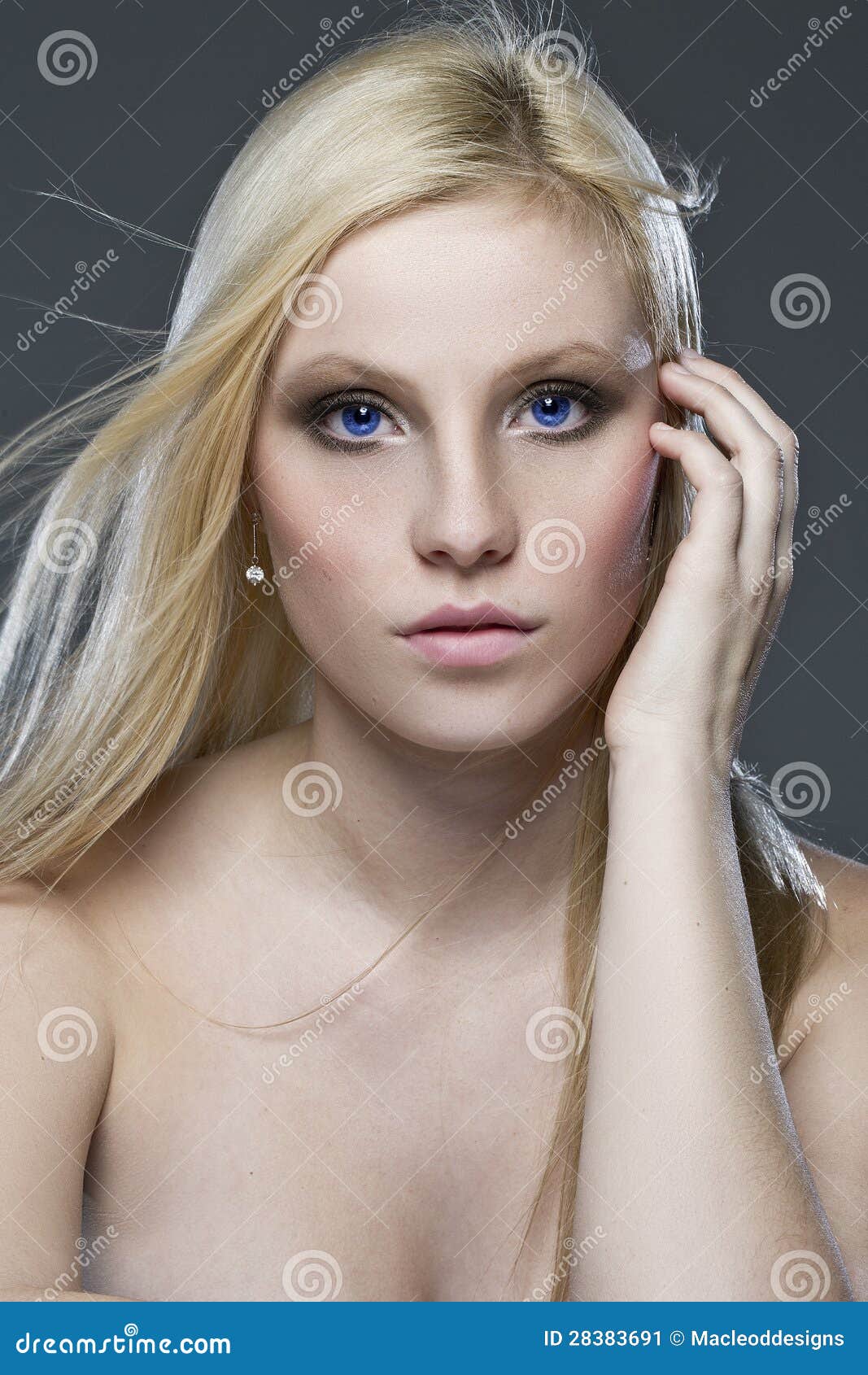 Ojos Azules Hermosos Del Pelo Rubio Imagen de archivo Imagen de cara