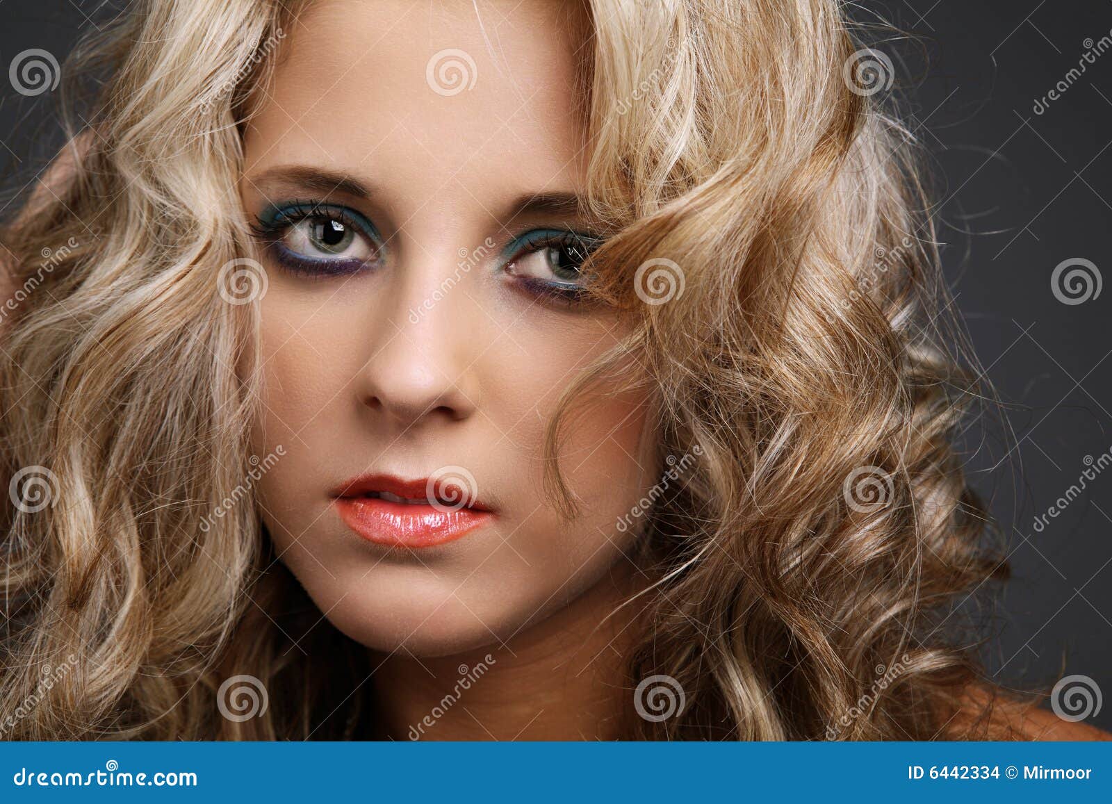 Ojos azules y pelo rubio. foto de archivo. Imagen de belleza 6442334