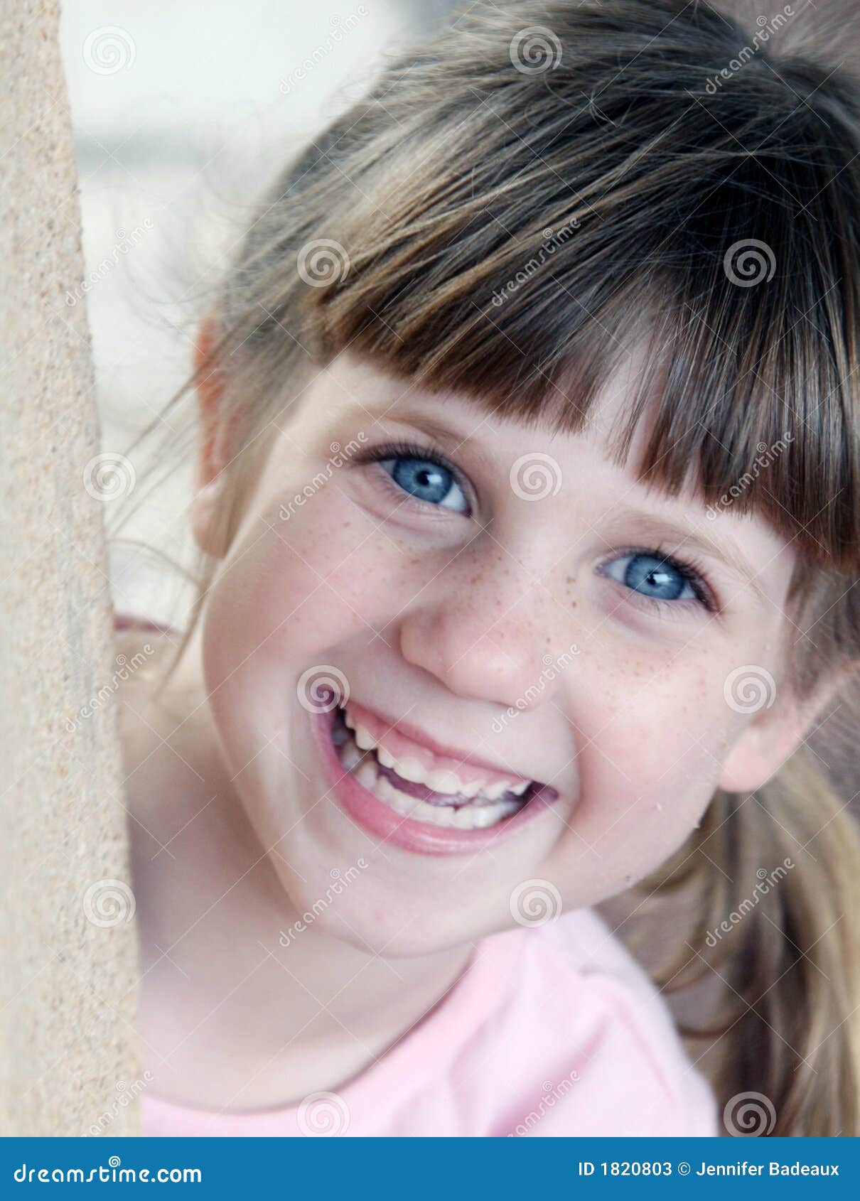 Ojos brillantes imagen de archivo. Imagen de niño, alrededor 1820803