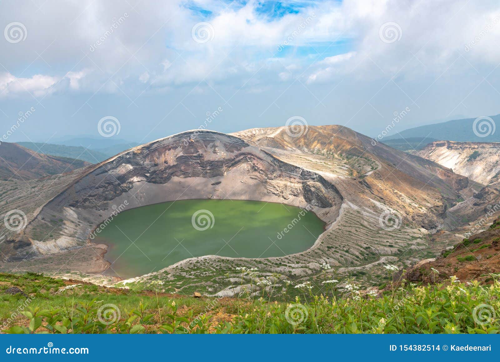 Okama藏王连峰的火山口湖美丽的景色库存照片 图片包括有蓝色 风景 小山 地标 背包 Okama藏王连峰的火山口湖美丽的景色库存照片 图片包括有蓝色 风景 小山 地标 背包
