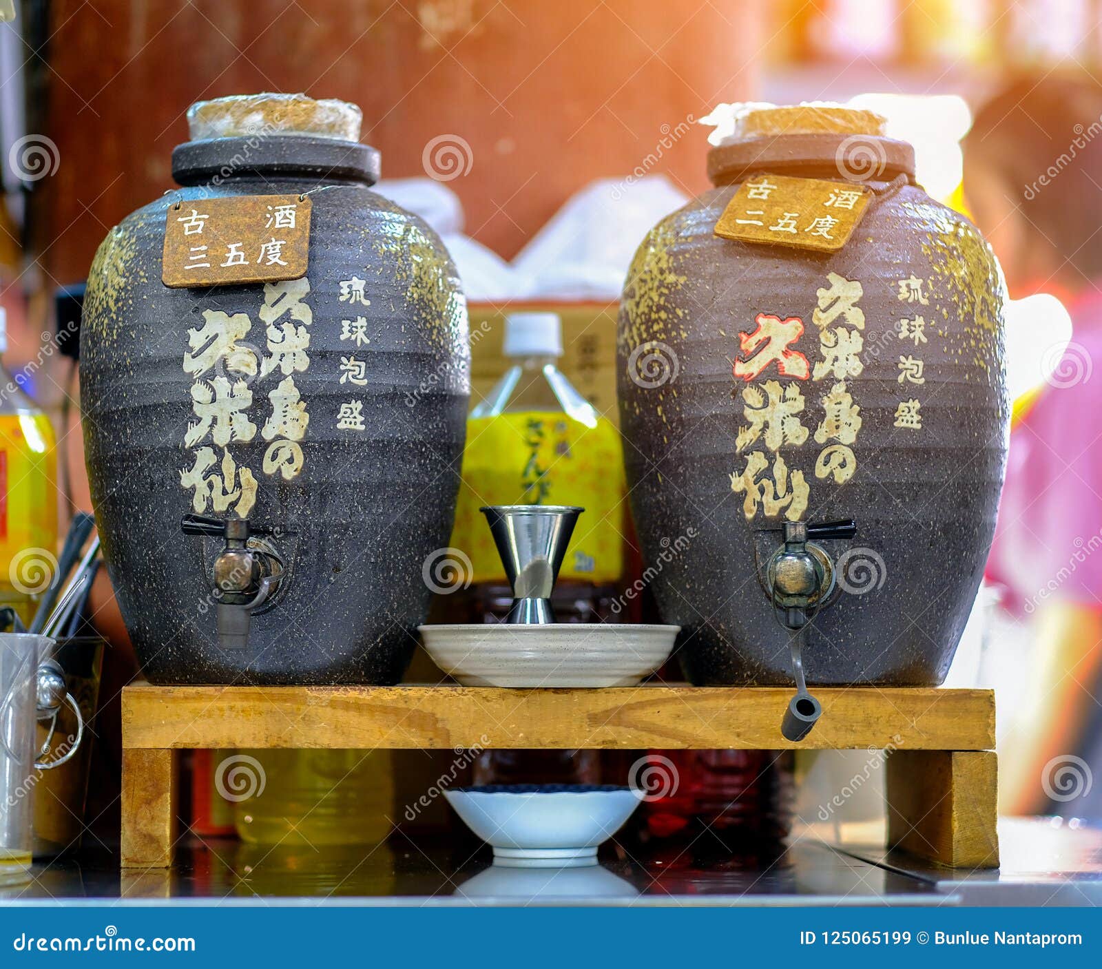 OKINAWA, JAPAN 18. AUGUST 2018 Glas Zwei Oder Oder Flaschen Grund