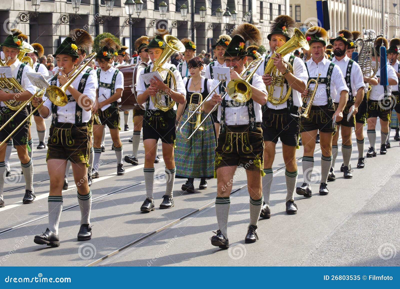 MÜNCHEN, DEUTSCHLAND - 23. SEPTEMBER: eine Blaskapelle der Musik in der traditionellen bayerischen Kleidung nimmt an der Öffnungsparade Weltdes größten Bierfestivals Oktoberfest in München am 23. September 2012 in München, Deutschland teil.