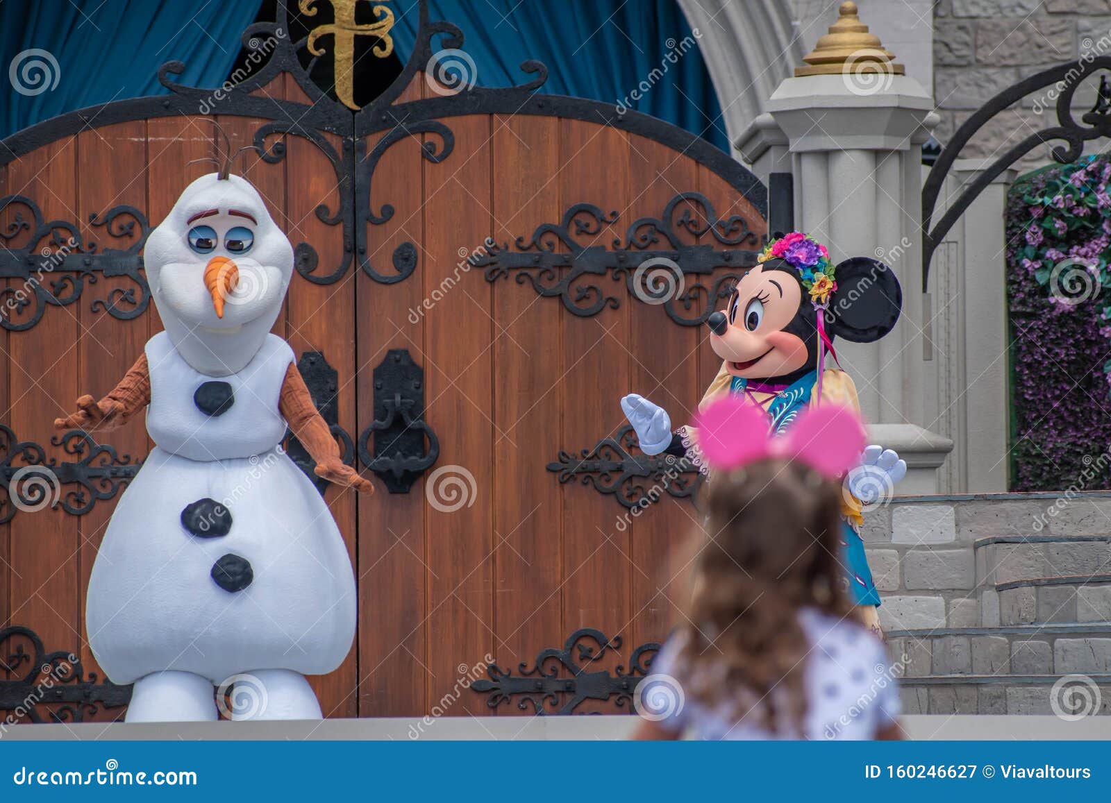 Olaf and Minnie in Mickeys Royal Friendship Faire on Cinderella Castle in Magic at Walt Disney World Resort. Editorial Photography - Image of imagination, holidays: 160246627