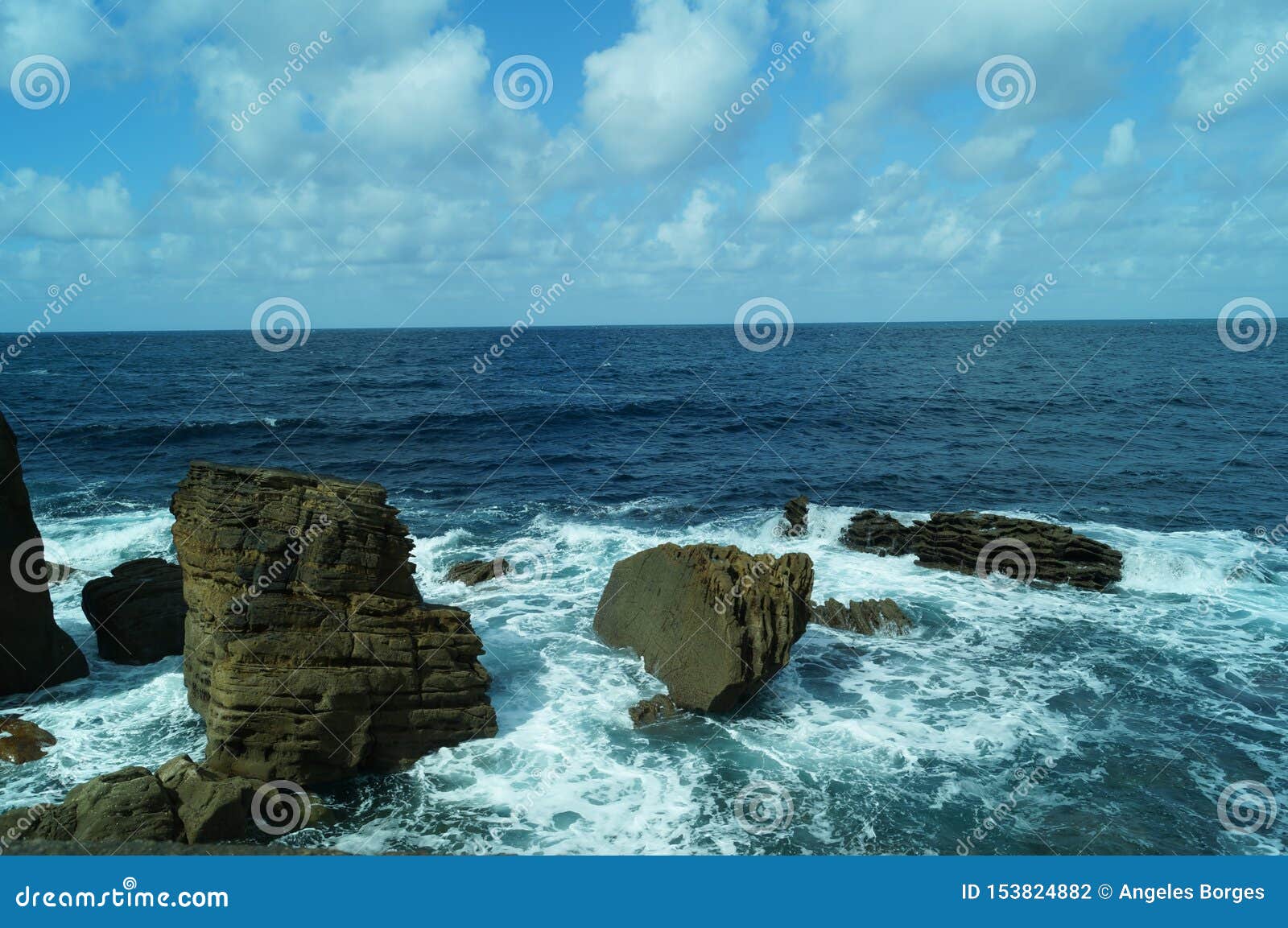 olas contra las rocas de la costa