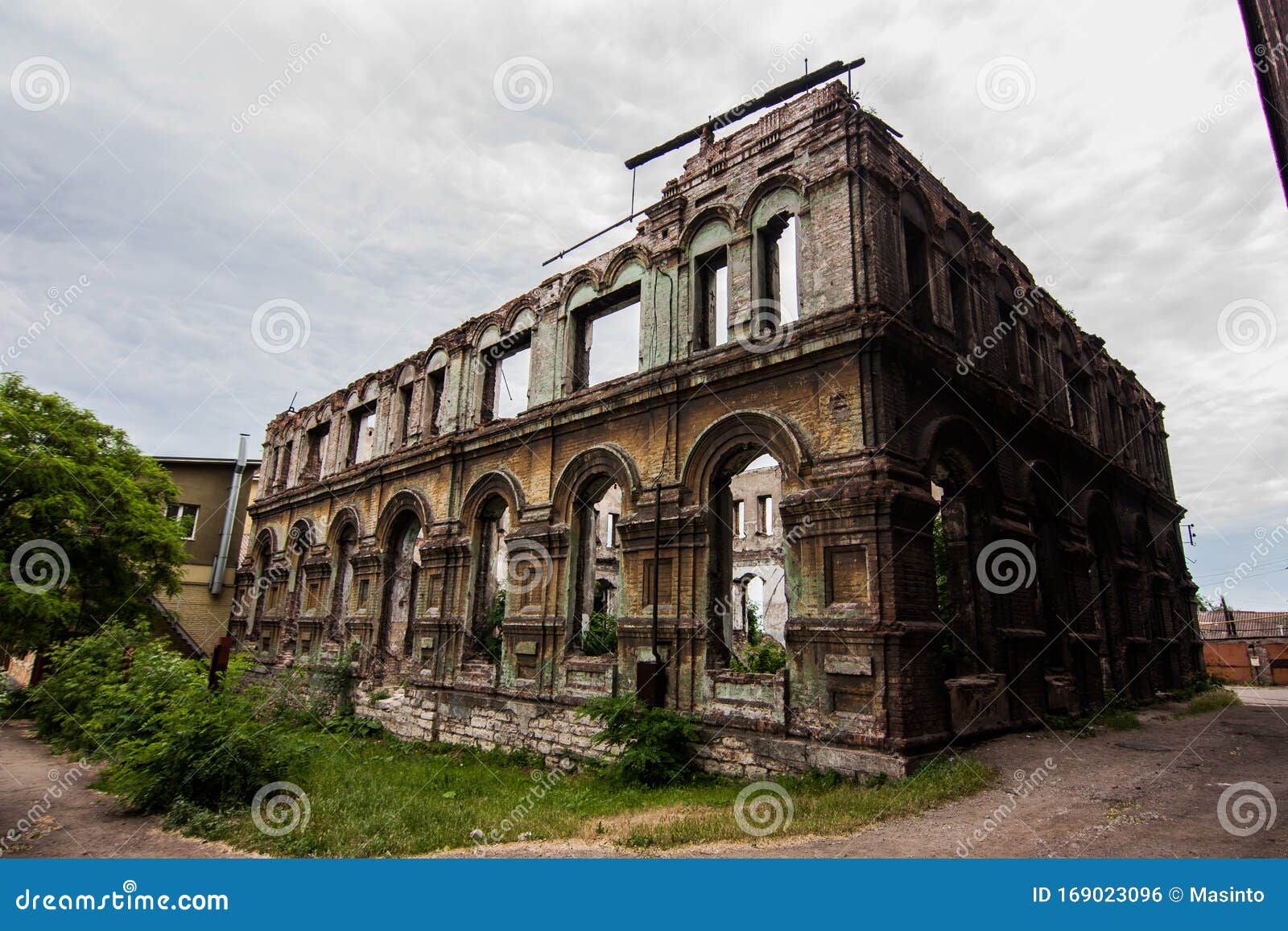 old abandoned synagogue in mariupol