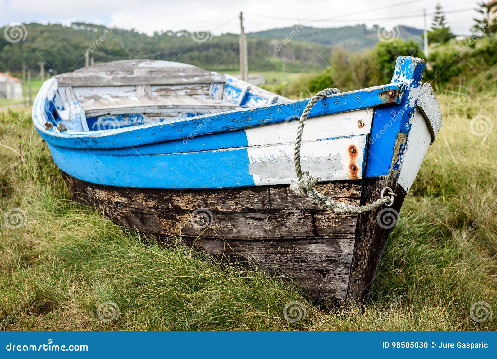 https://thumbs.dreamstime.com/z/old-abandoned-wooden-fishing-boat-stranded-land-grass-weathered-used-vintage-vessel-decaying-galicia-98505030.jpg