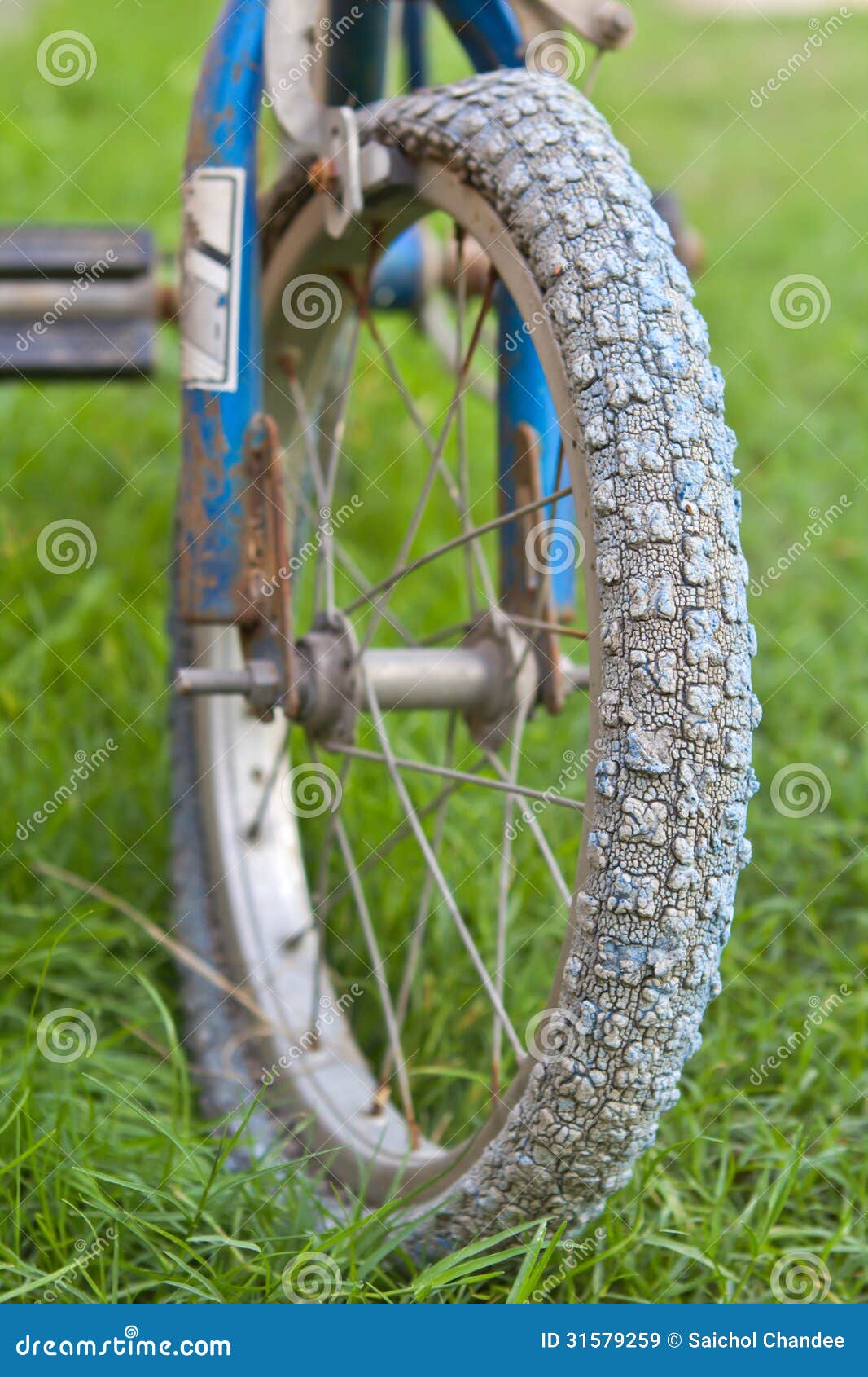 Old bicycle wheel stock image. Image of steel, dirty 31579259