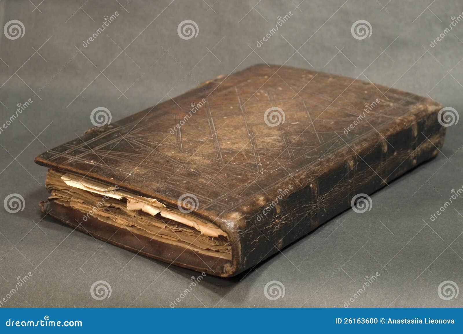 Worn book. Old book Leather Brown. Старинная книга кожа медные уголки. Старинная книга роскошь. "Старая книга лëжа".