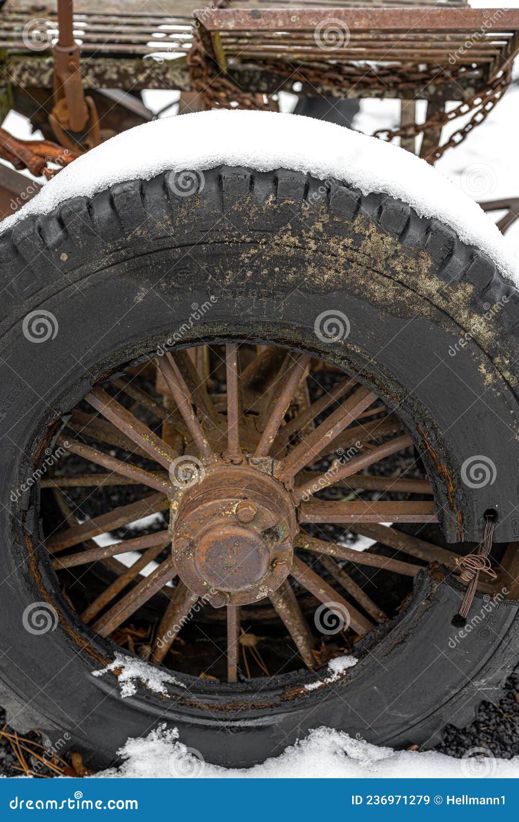 Old Broken Wheel stock image. Image of elum, state, rubber - 236971279