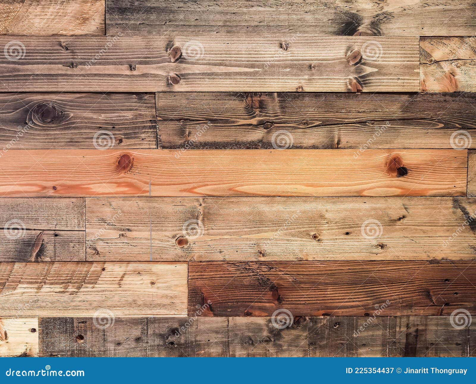Bề mặt gỗ xưa cũ có thể mang lại cho cuộc sống của bạn một phong cách trang trí độc đáo và đầy tính thẩm mỹ. Những tấm gỗ xưa được chế tác tỉ mỉ và sáng tạo, tạo ra những sản phẩm chất lượng cao và độc đáo. Sử dụng những tấm gỗ xưa này để trang trí tường nhà, làm nên những tấm tranh cổ điển hay tạo nên những sản phẩm trang trí đẹp mắt.