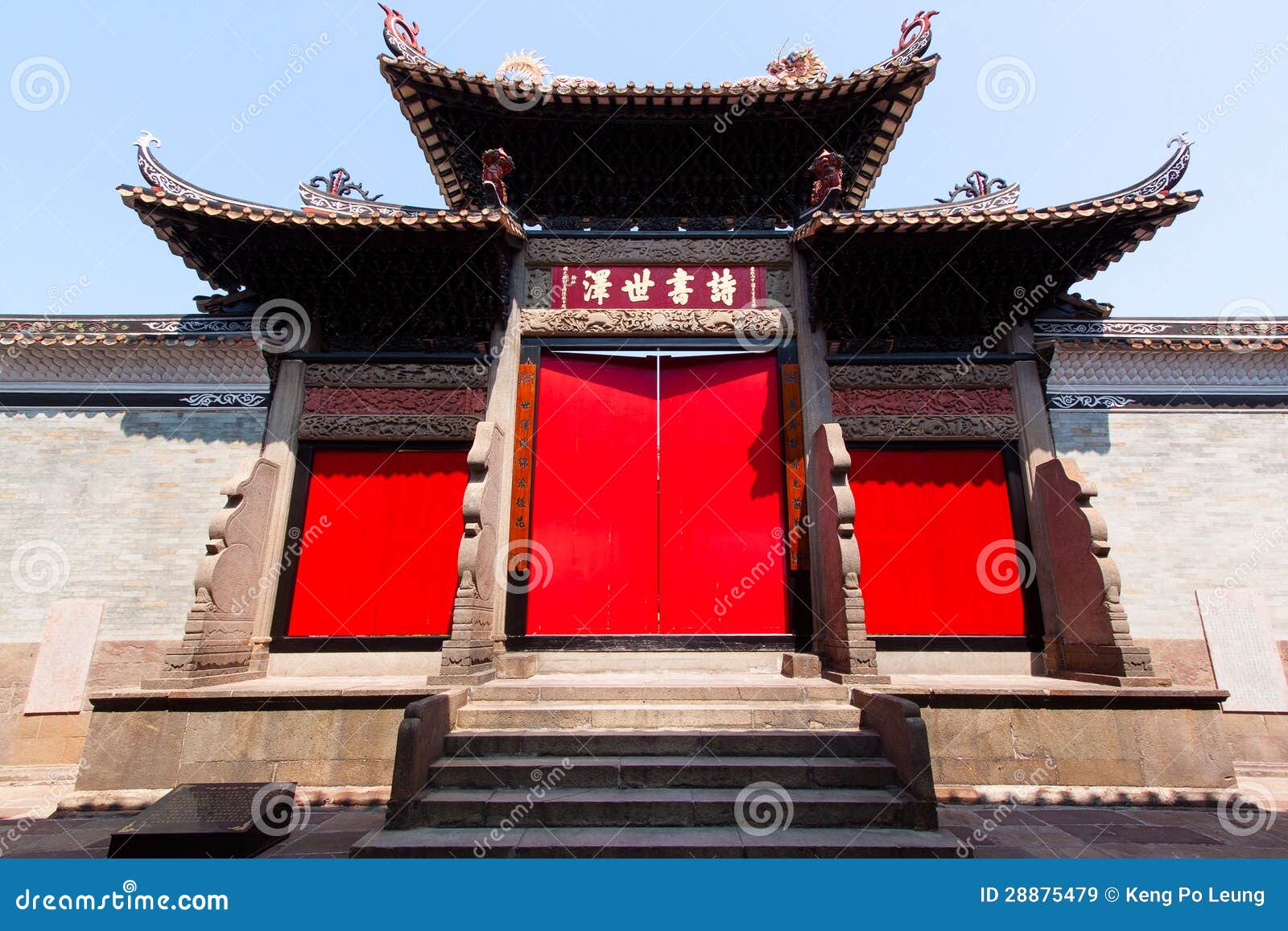 Двери в китайских домах. Двери в Китае. Двери китайских домов. Открытые двери в Китае. Возле двери в китайский домик.